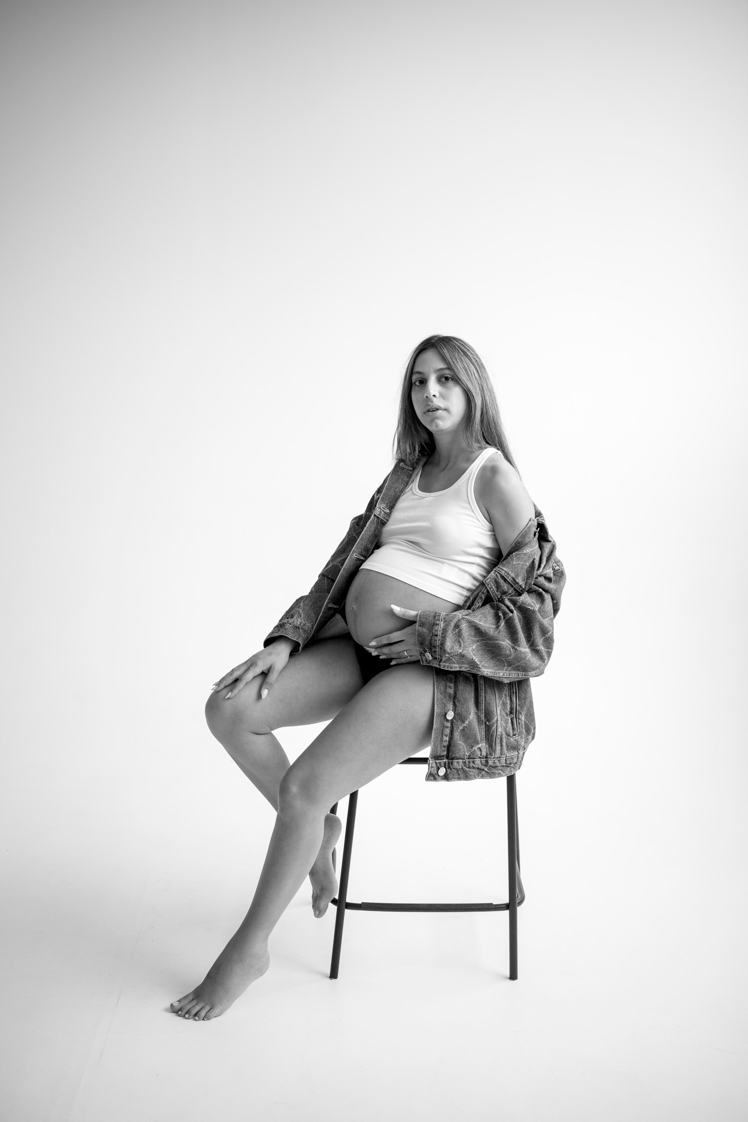 Pregnancy photoshoot inside the White studio. Главная