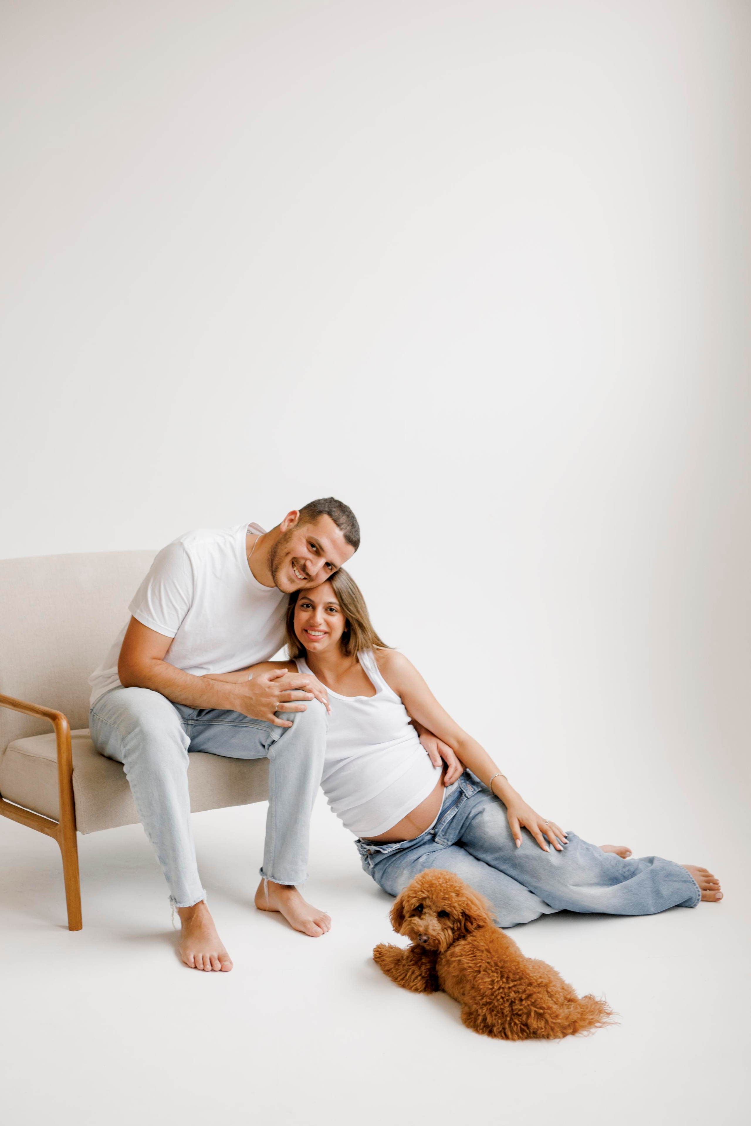 Pregnancy photoshoot inside the White studio. Главная