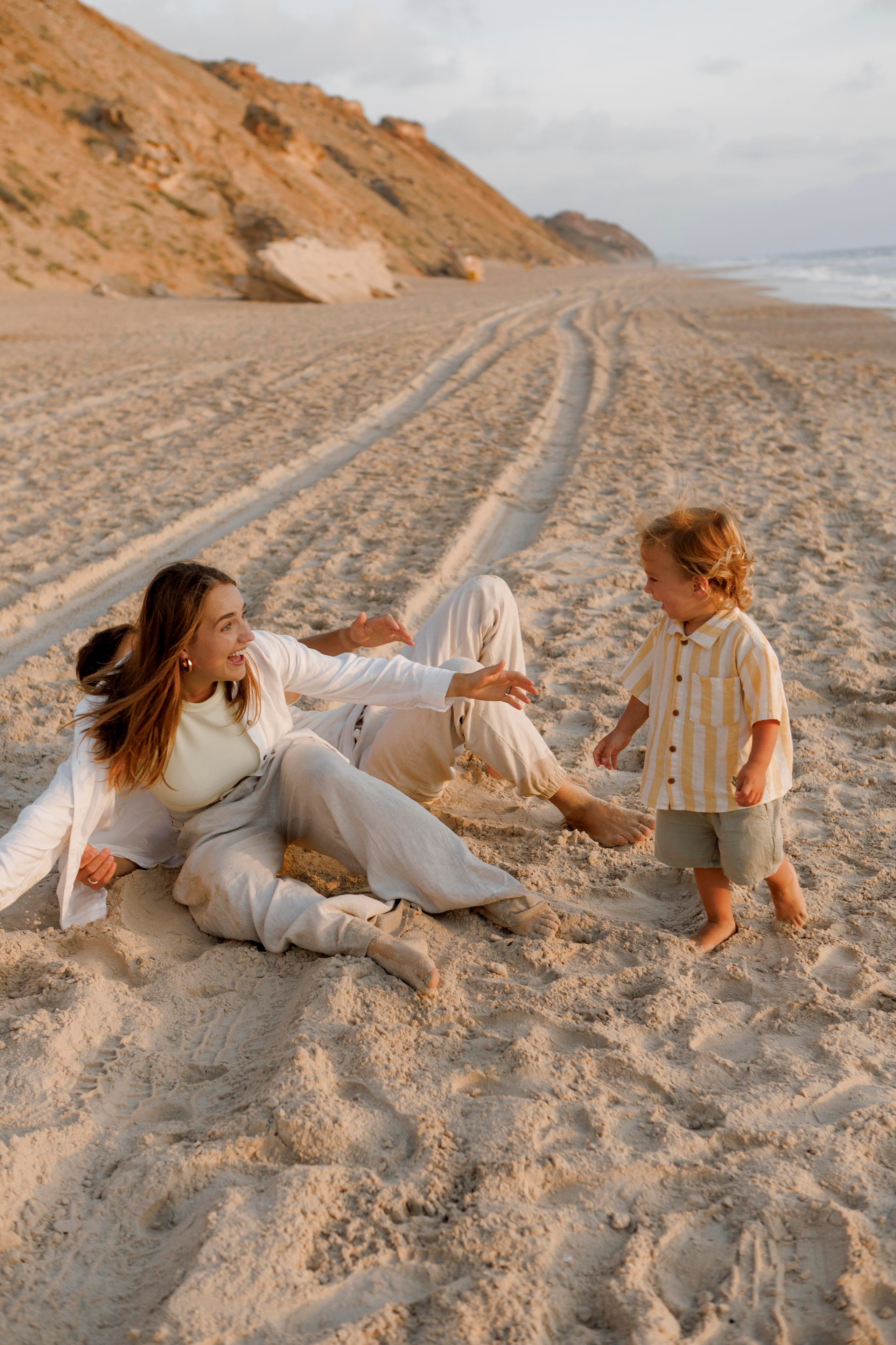 Family photoshoot near the sea (sunset). Главная