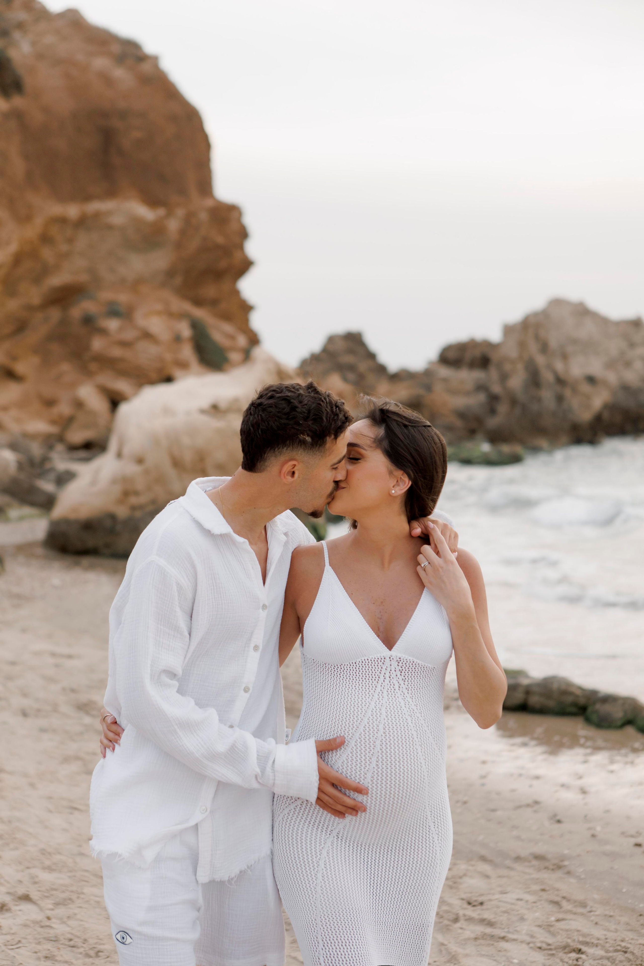 Pregnancy photoshoot near the sea. Главная