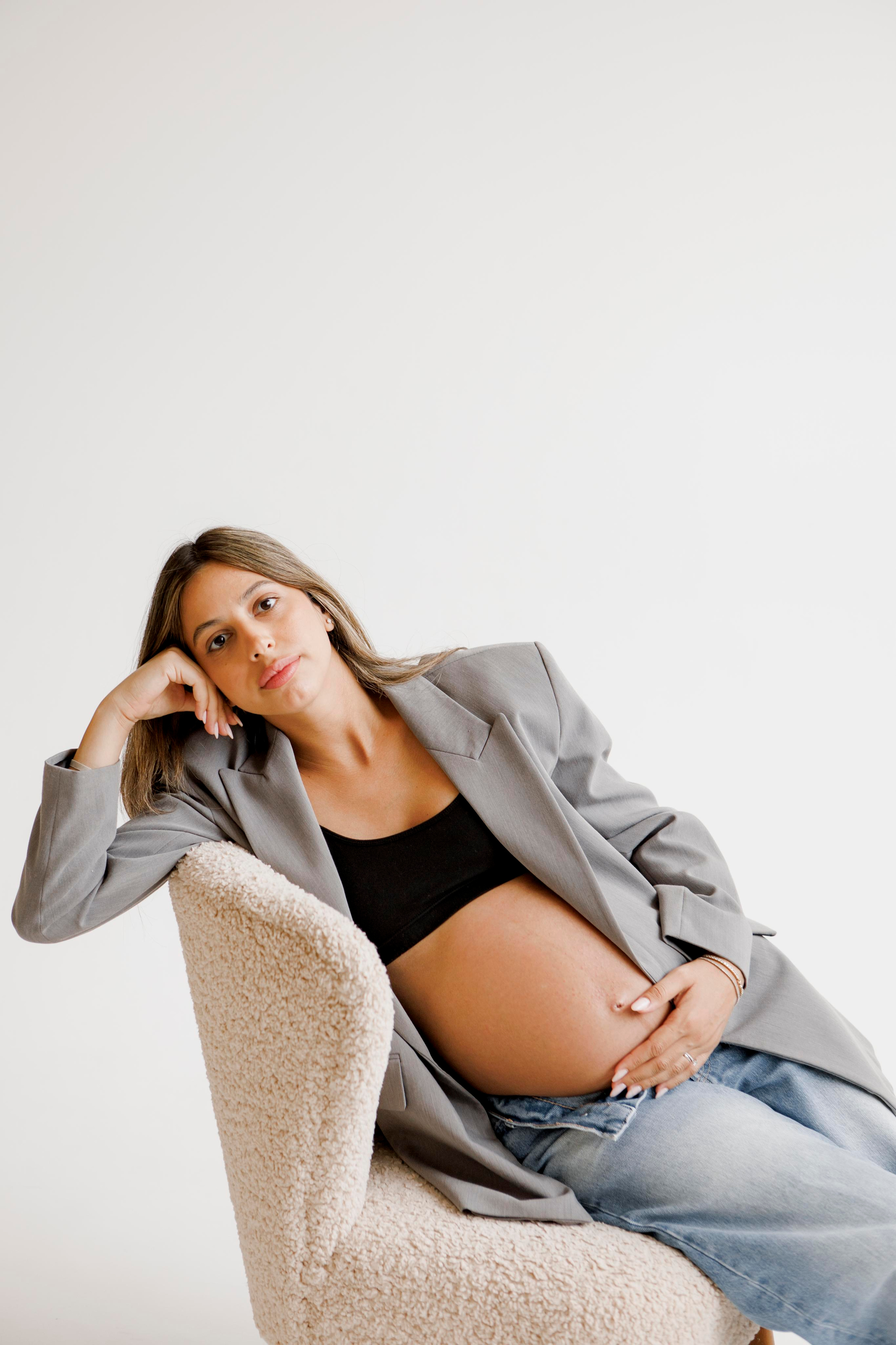 Pregnancy photoshoot inside the White studio. Главная