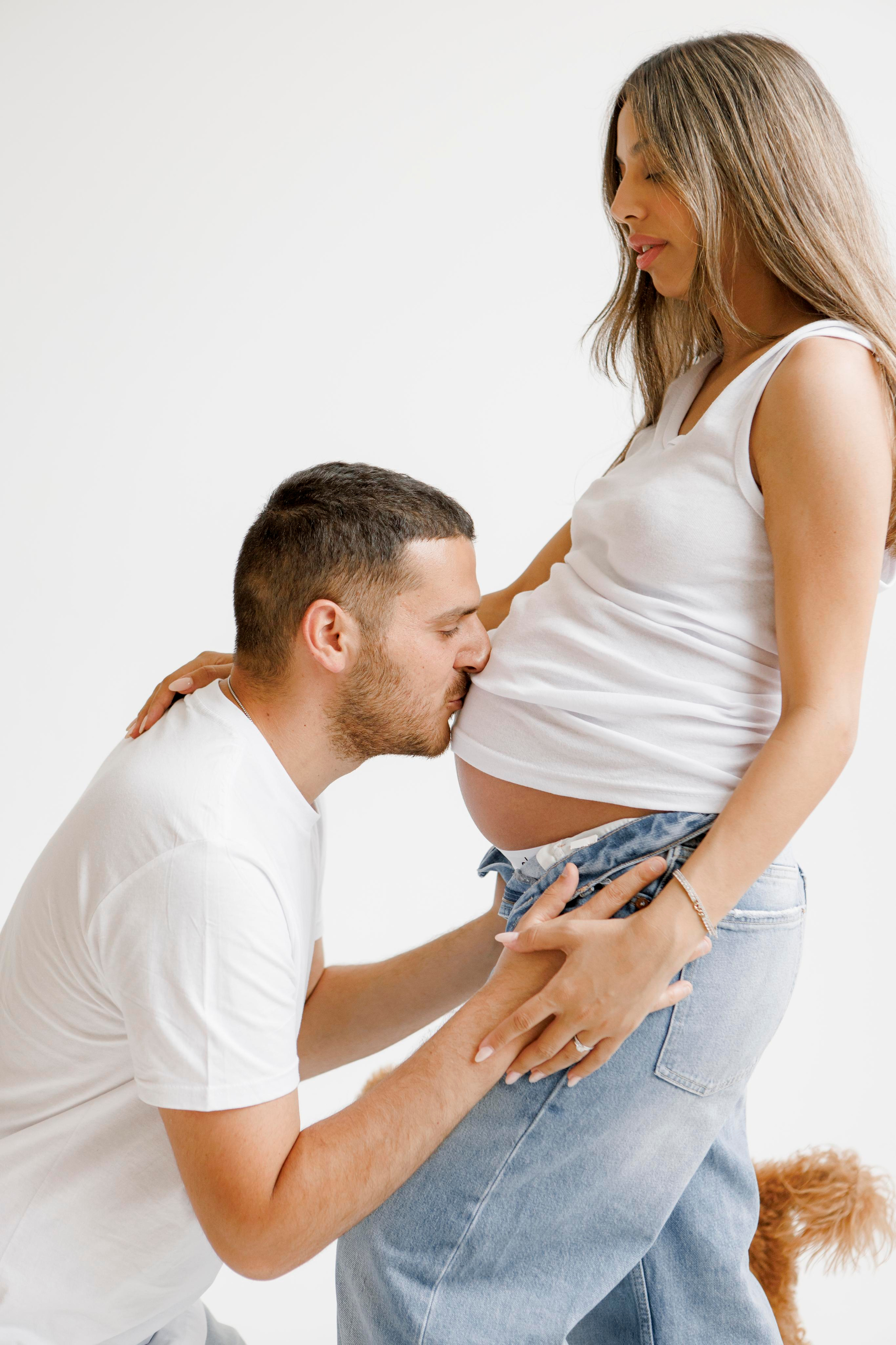 Pregnancy photoshoot inside the White studio. Главная