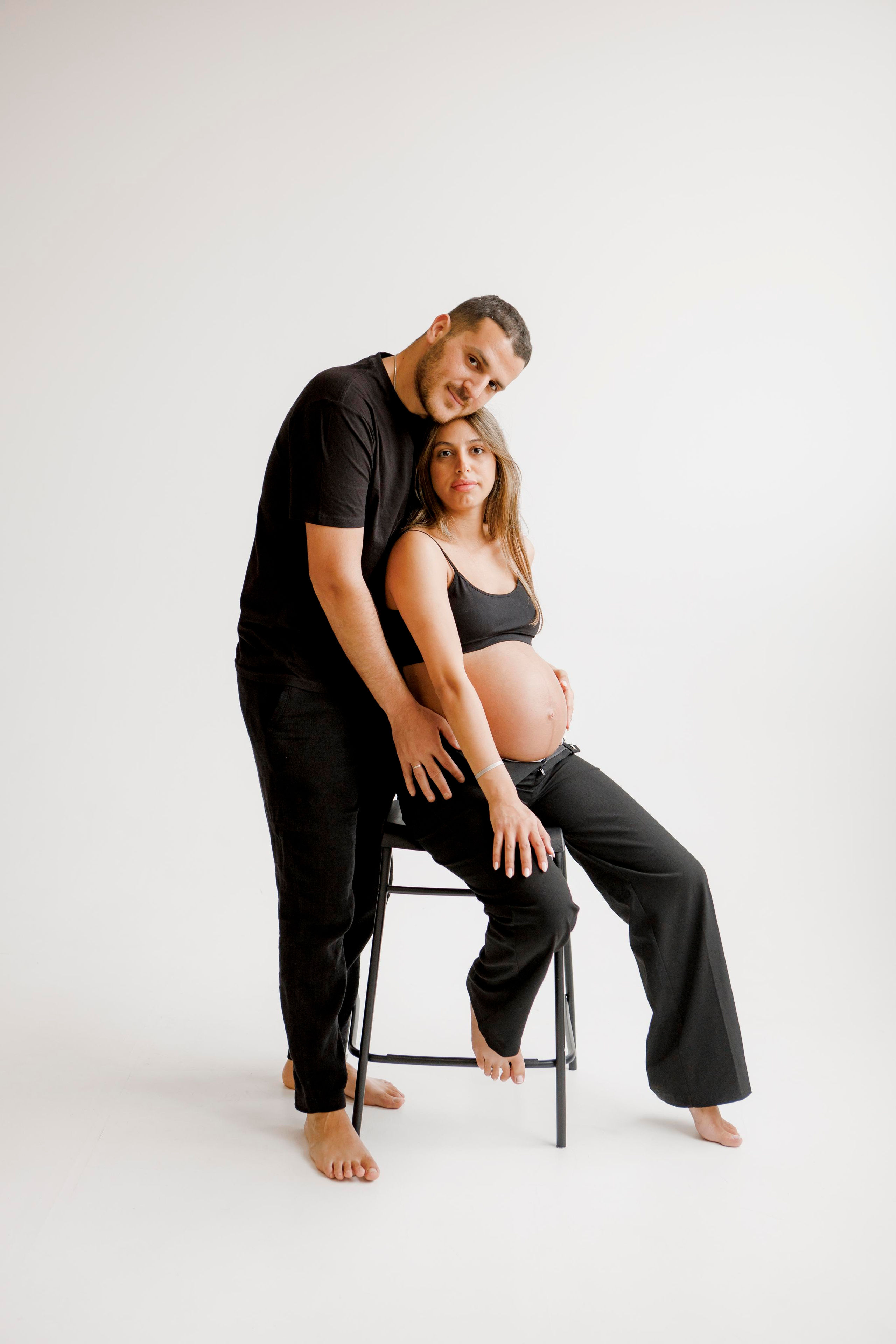 Pregnancy photoshoot inside the White studio. Главная