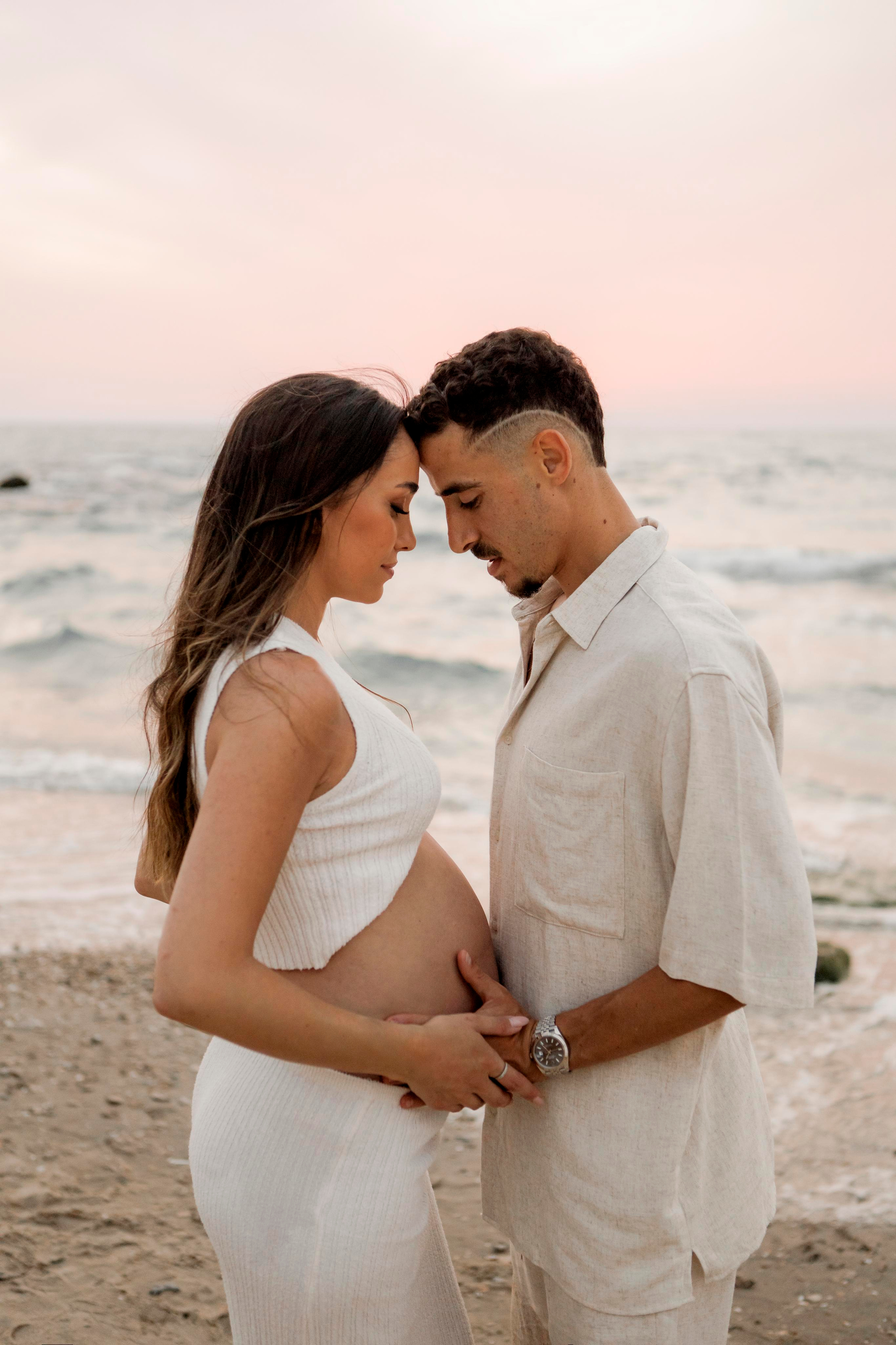 Pregnancy photoshoot near the sea. Главная