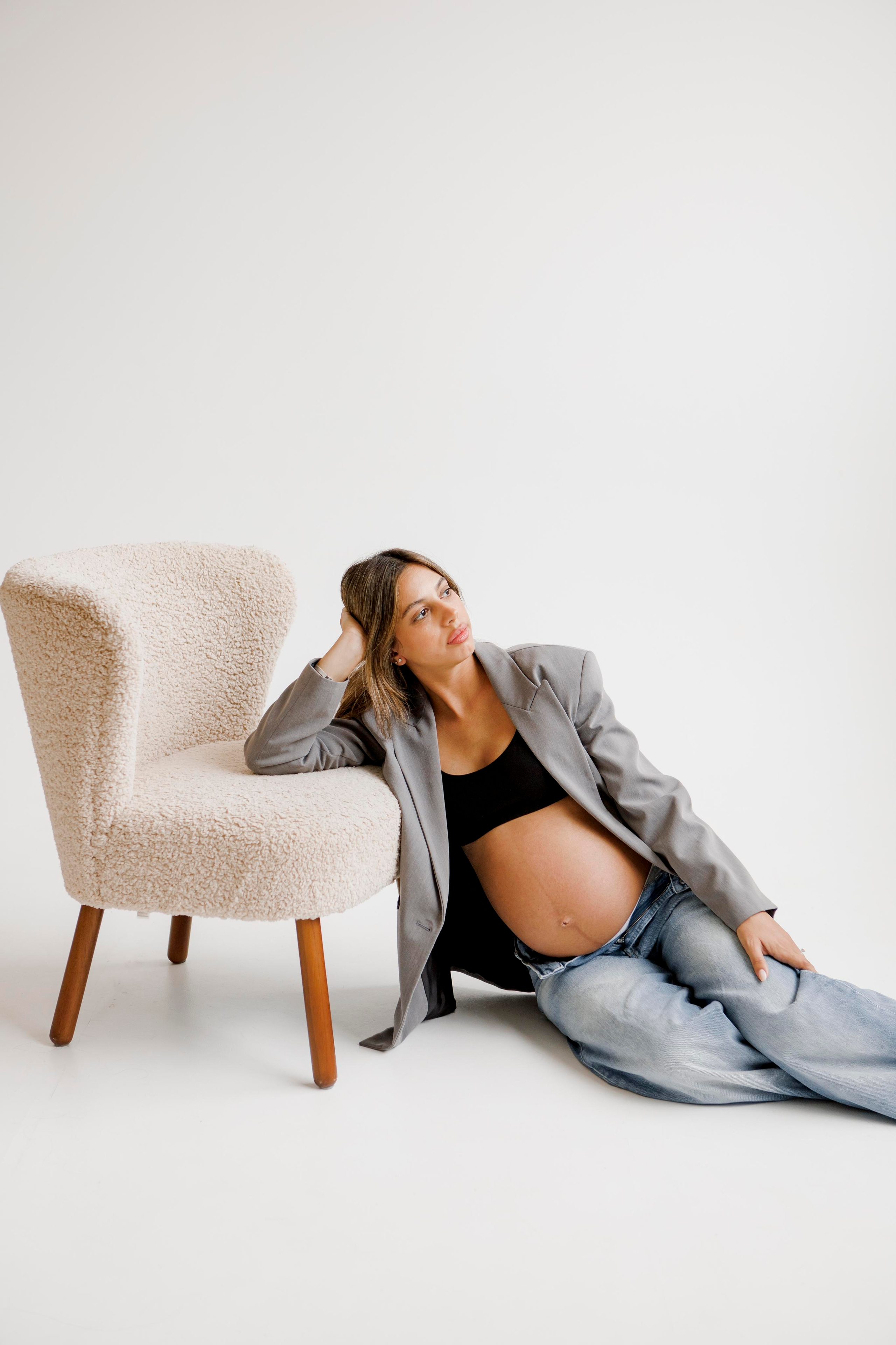 Pregnancy photoshoot inside the White studio. Главная