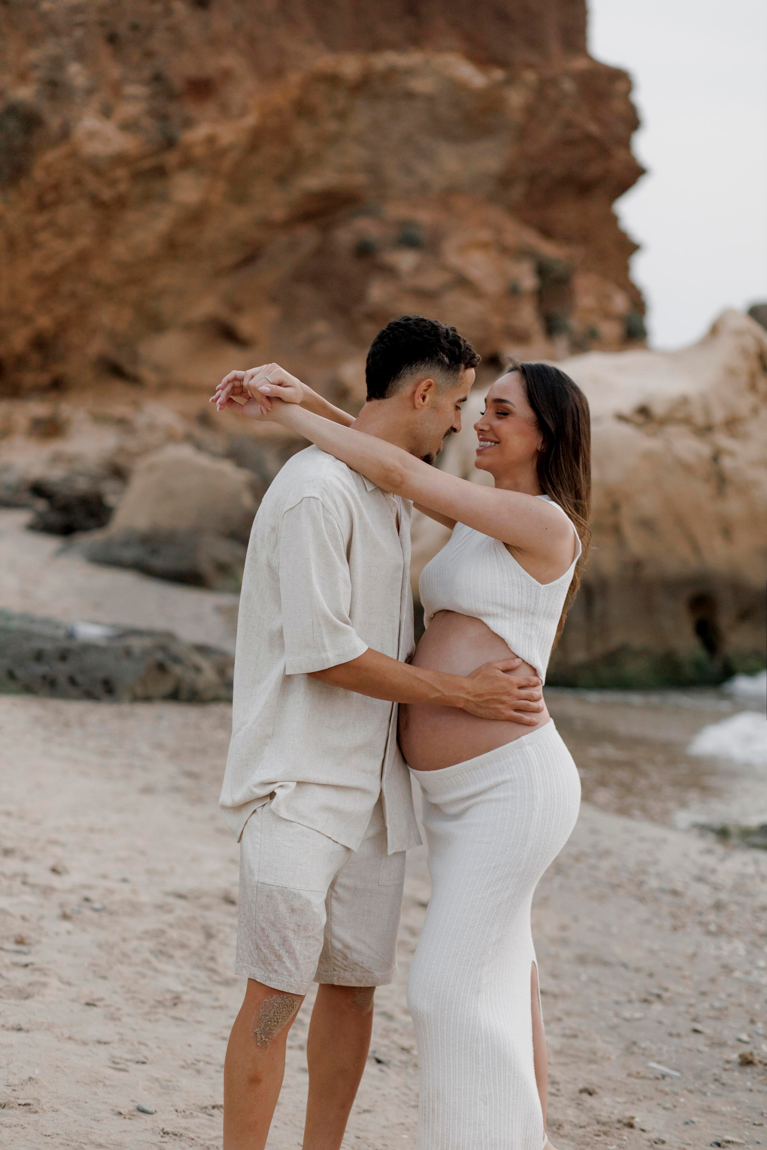 Pregnancy photoshoot near the sea. Главная