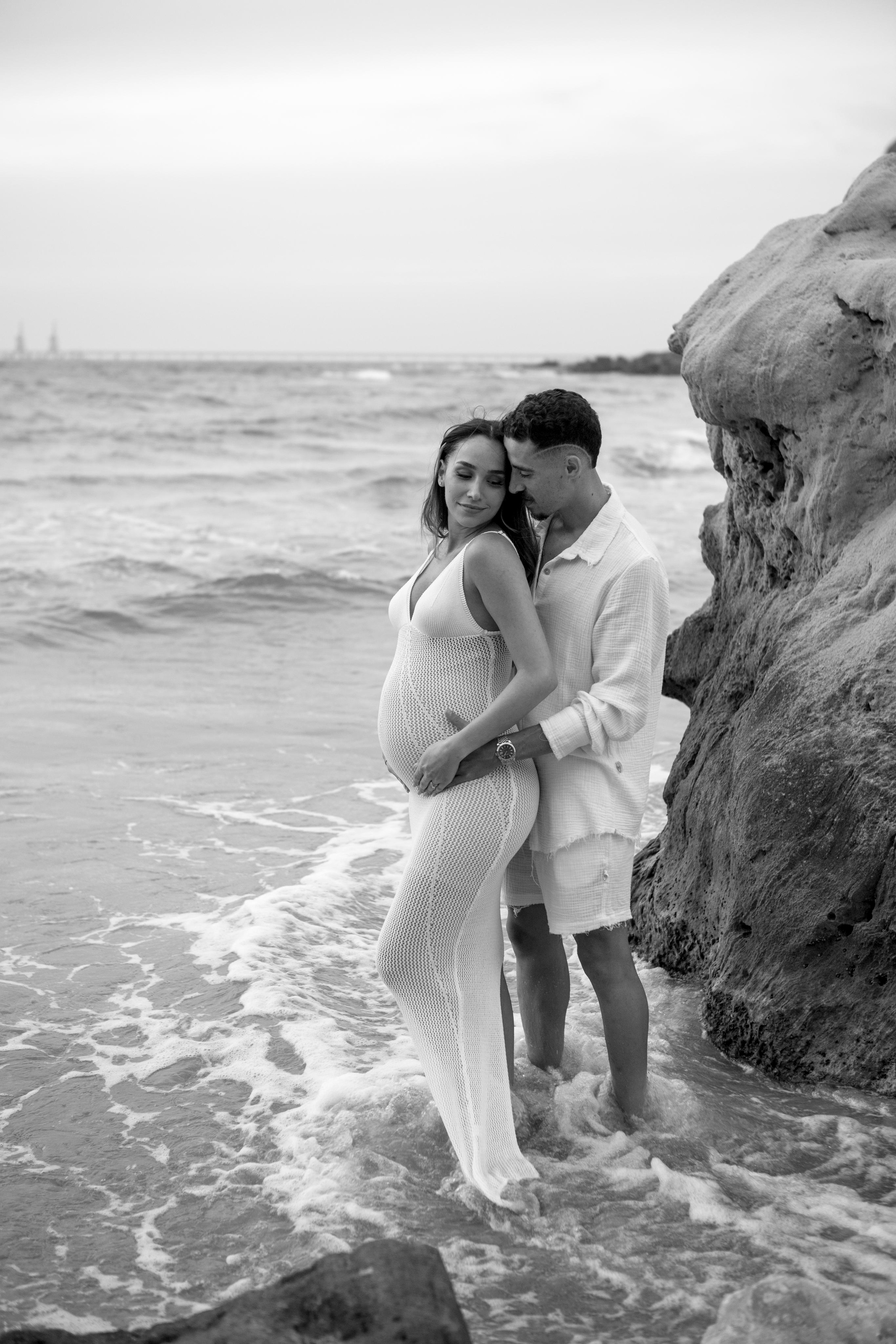 Pregnancy photoshoot near the sea. Главная