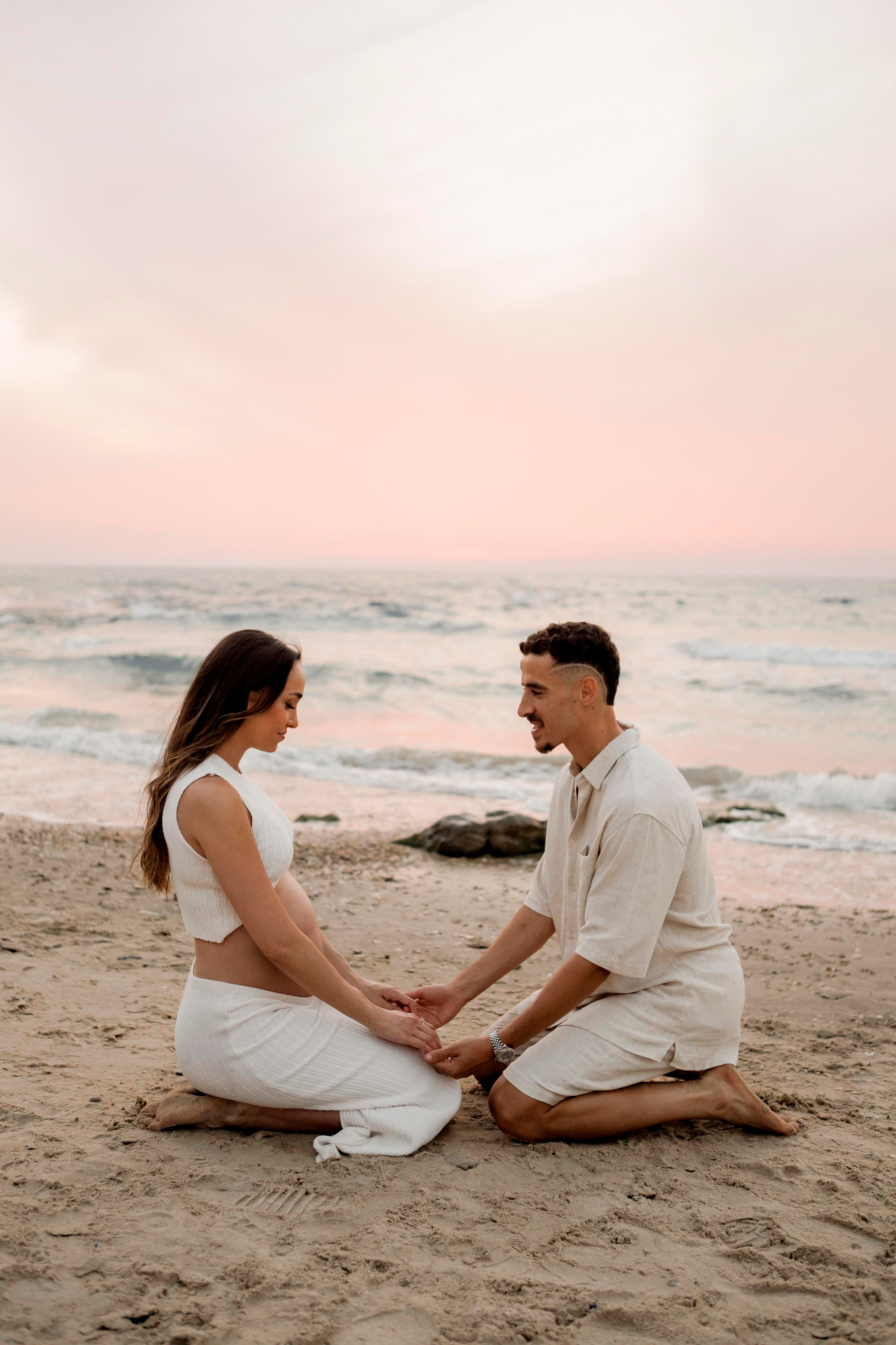 Pregnancy photoshoot near the sea. Главная