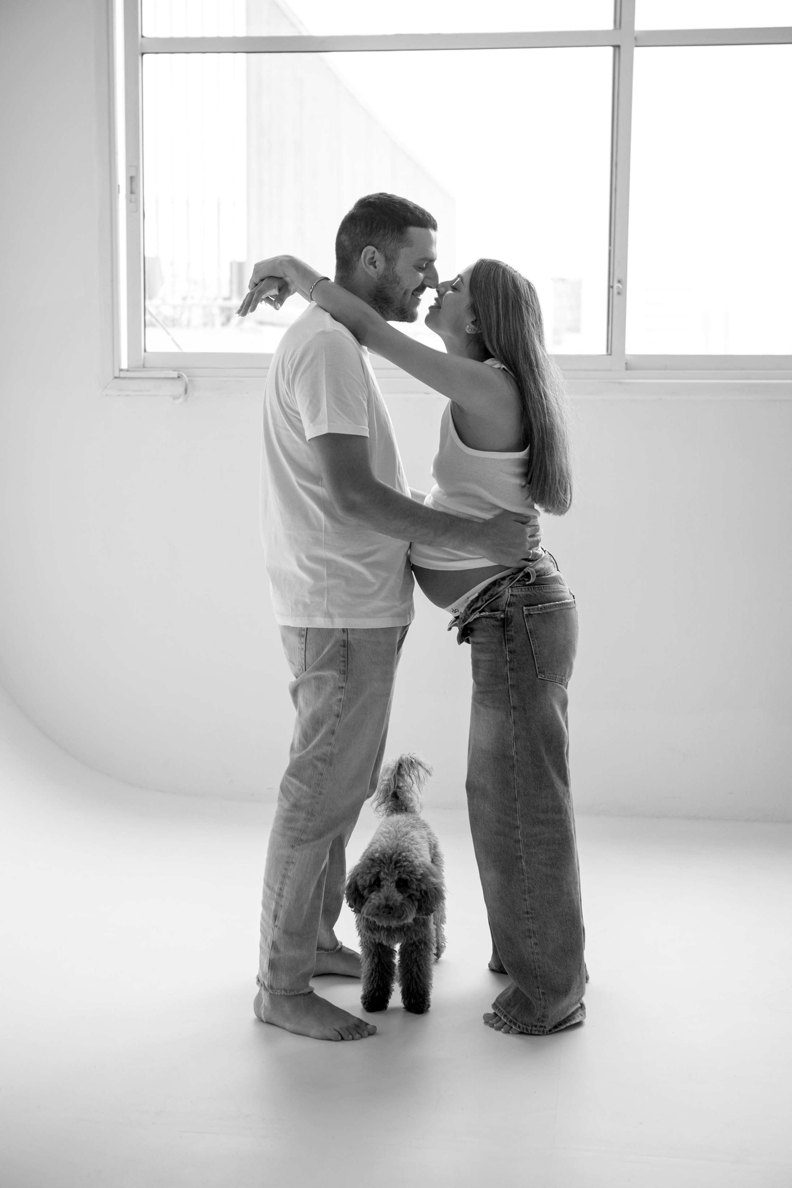 Pregnancy photoshoot inside the White studio. Главная