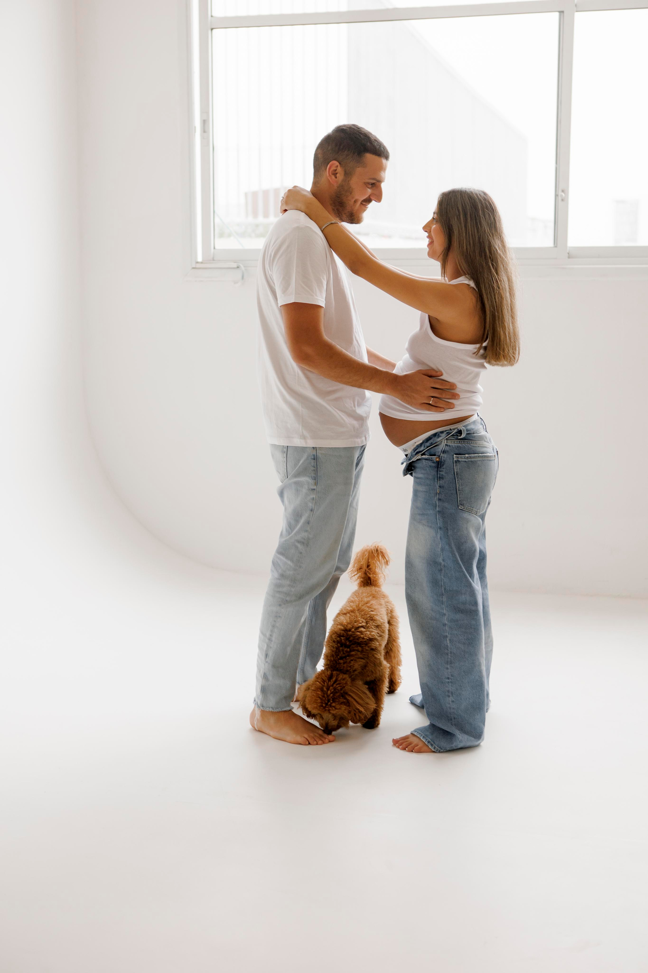 Pregnancy photoshoot inside the White studio. Главная