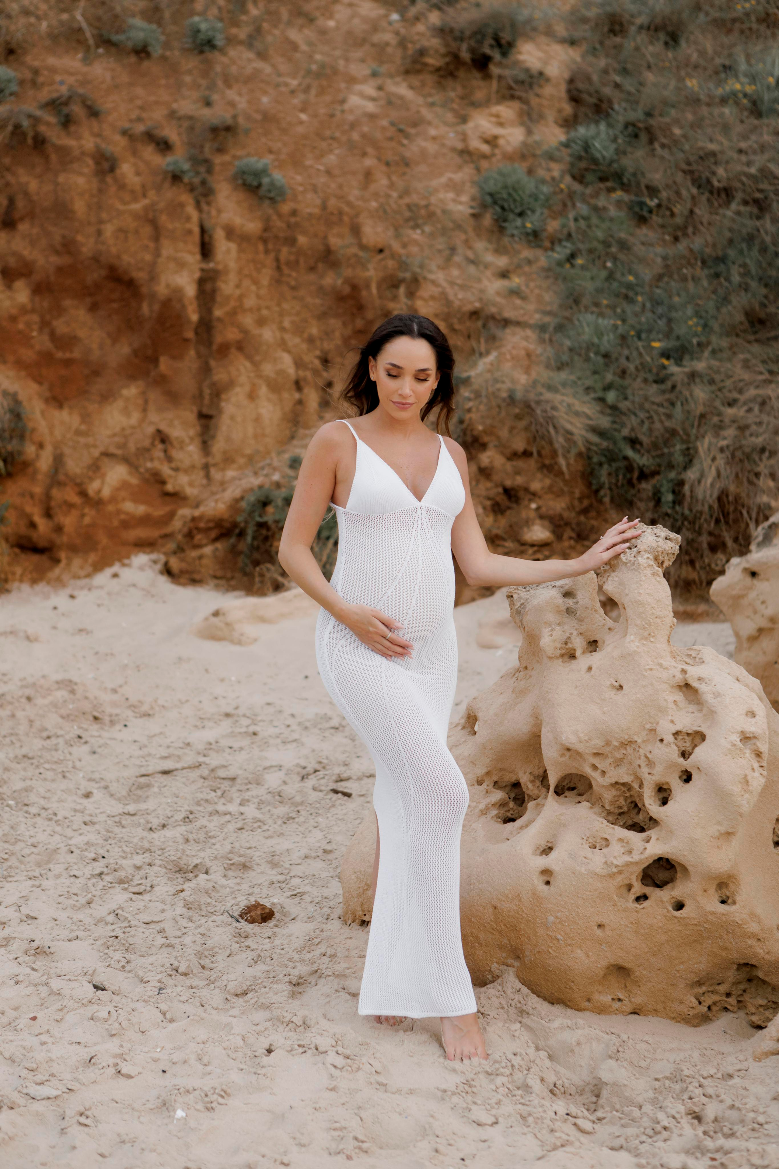 Pregnancy photoshoot near the sea. Главная