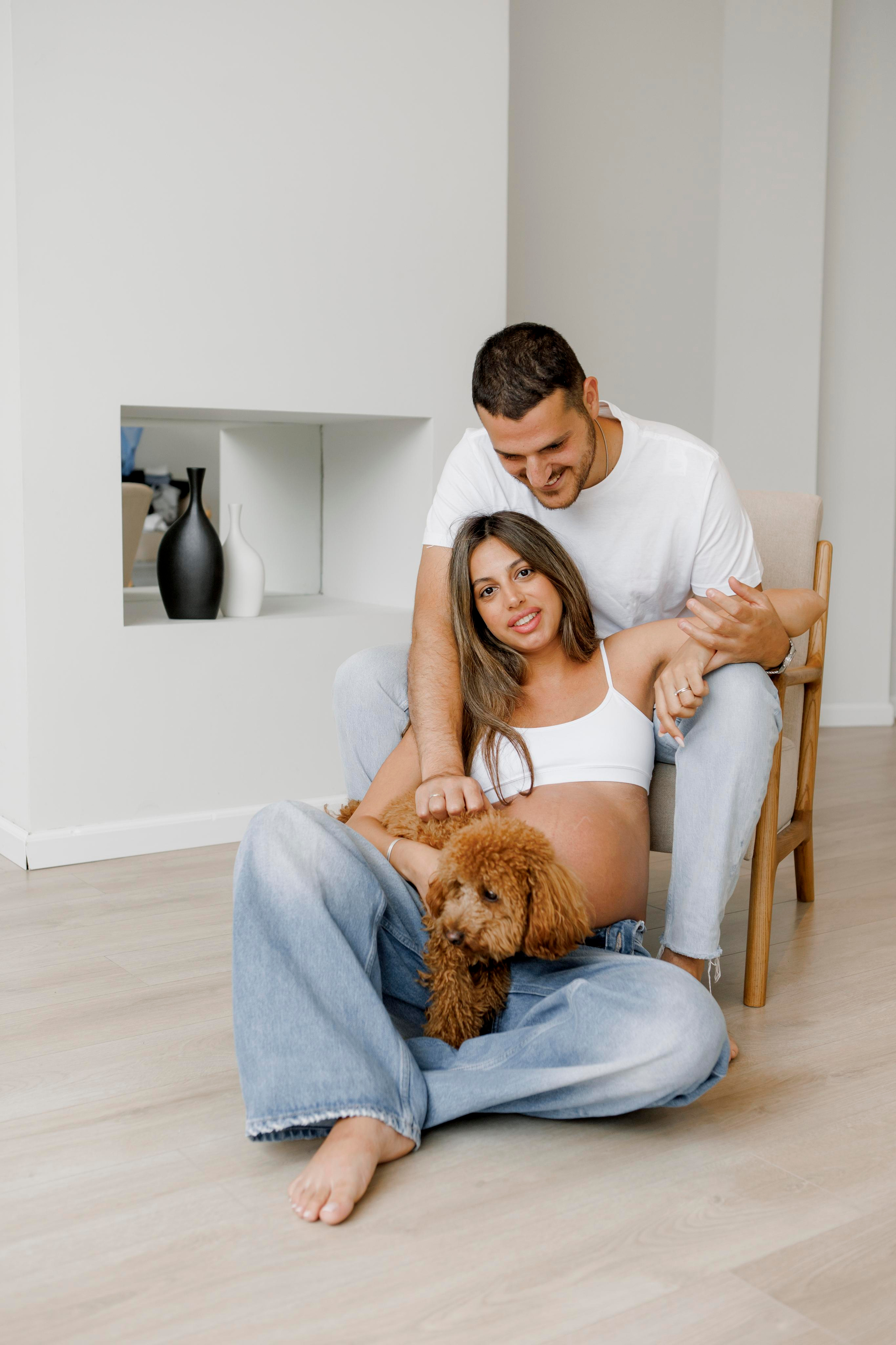 Pregnancy photoshoot inside the White studio. Главная