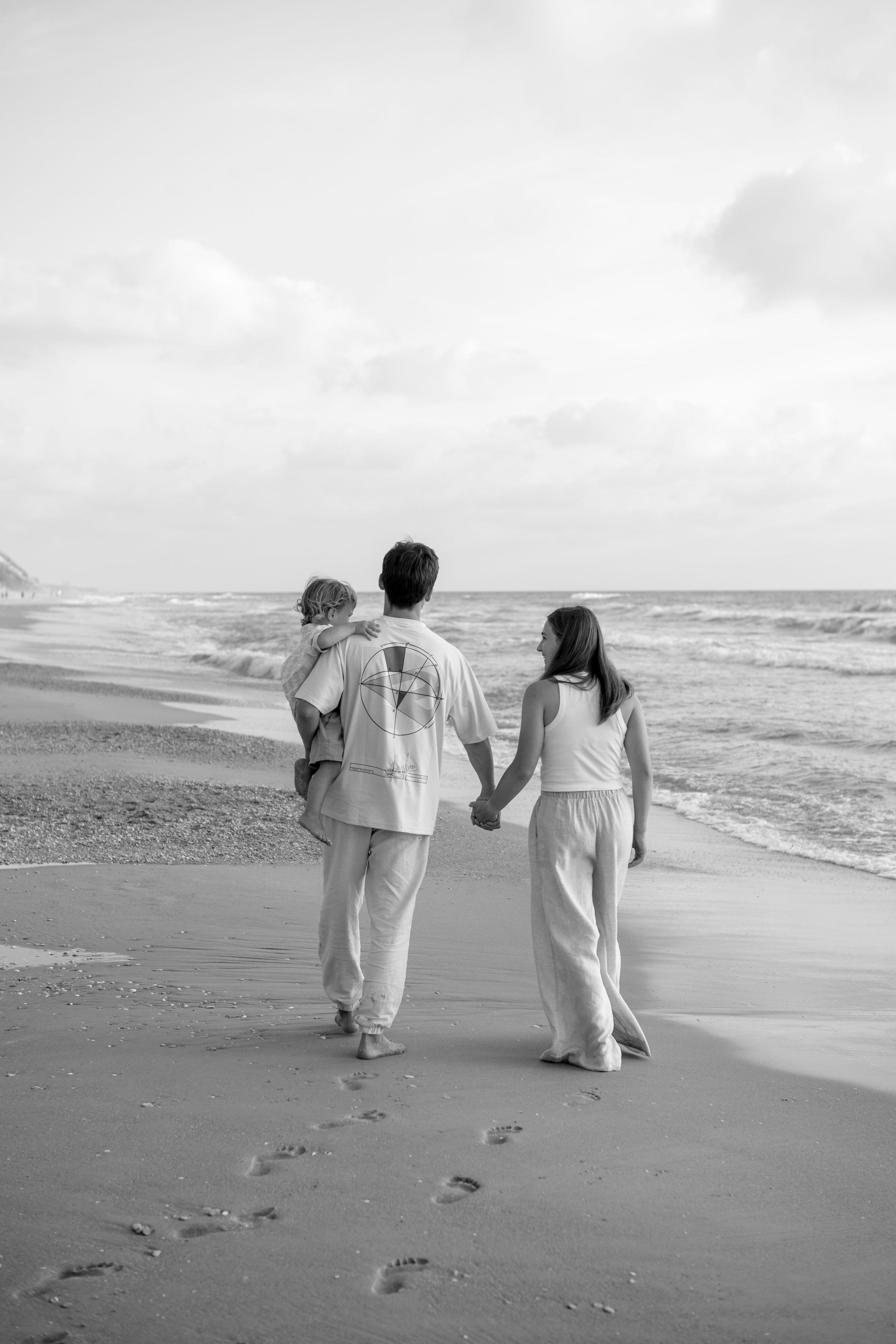 Family photoshoot near the sea (sunset). Главная