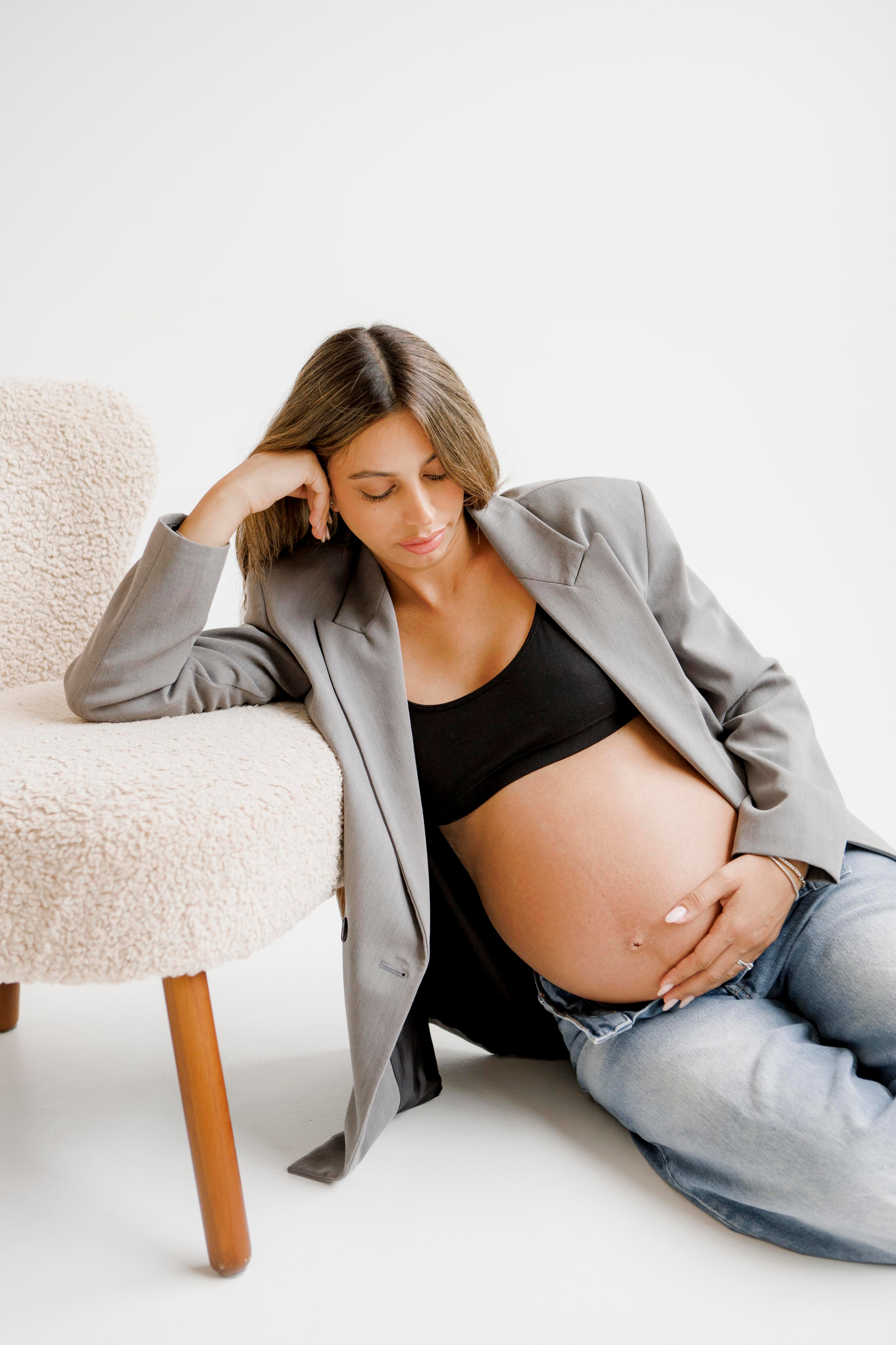 Pregnancy photoshoot inside the White studio. Главная