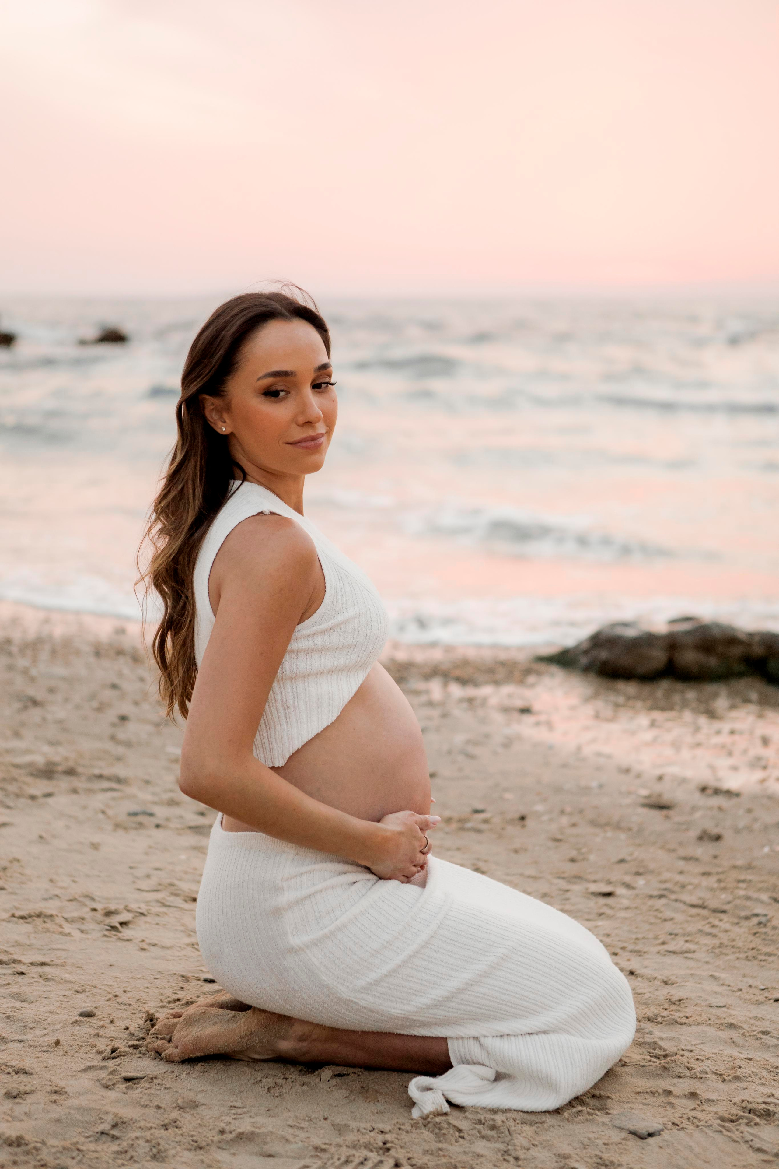 Pregnancy photoshoot near the sea. Главная
