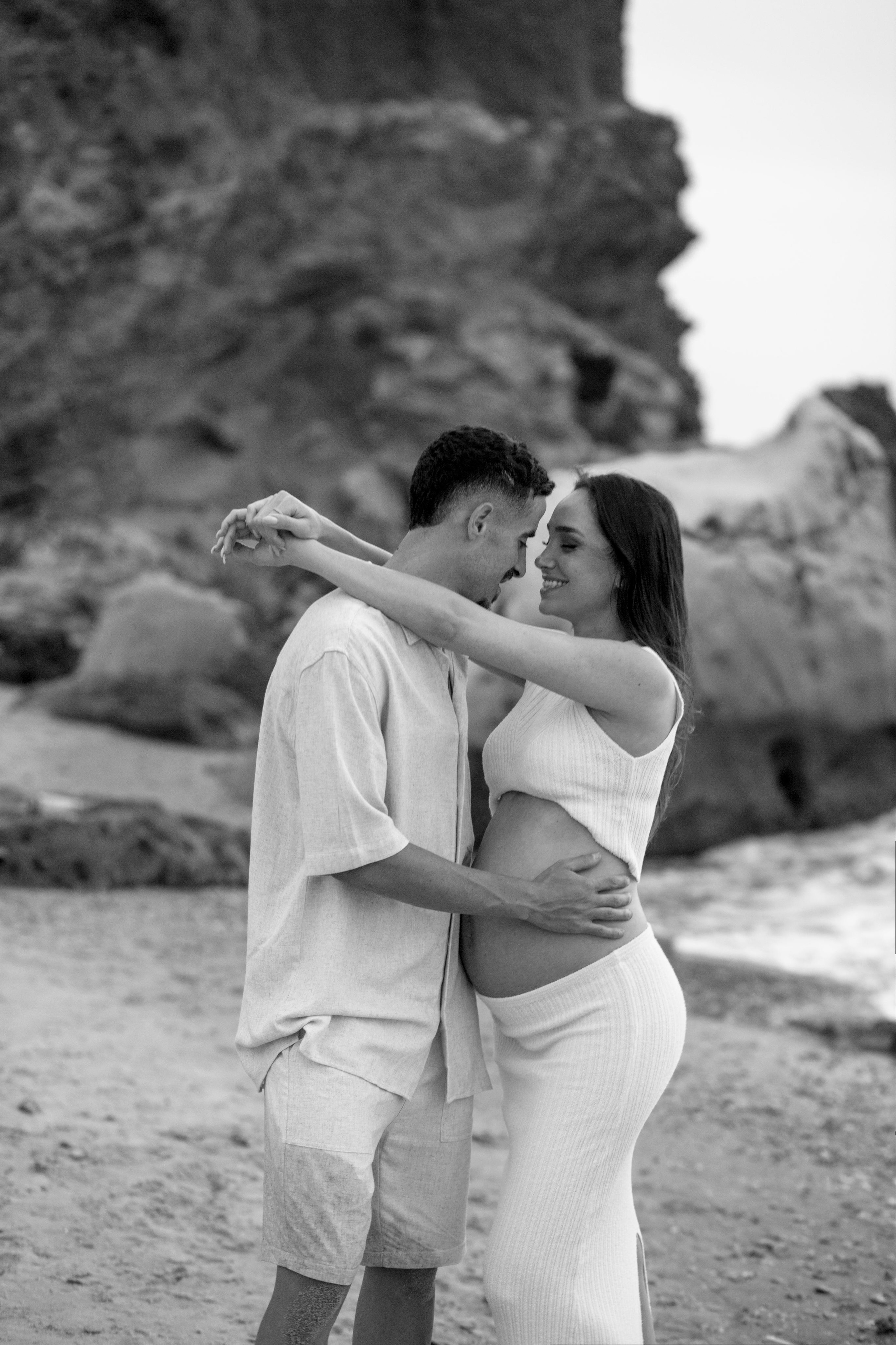 Pregnancy photoshoot near the sea. Главная