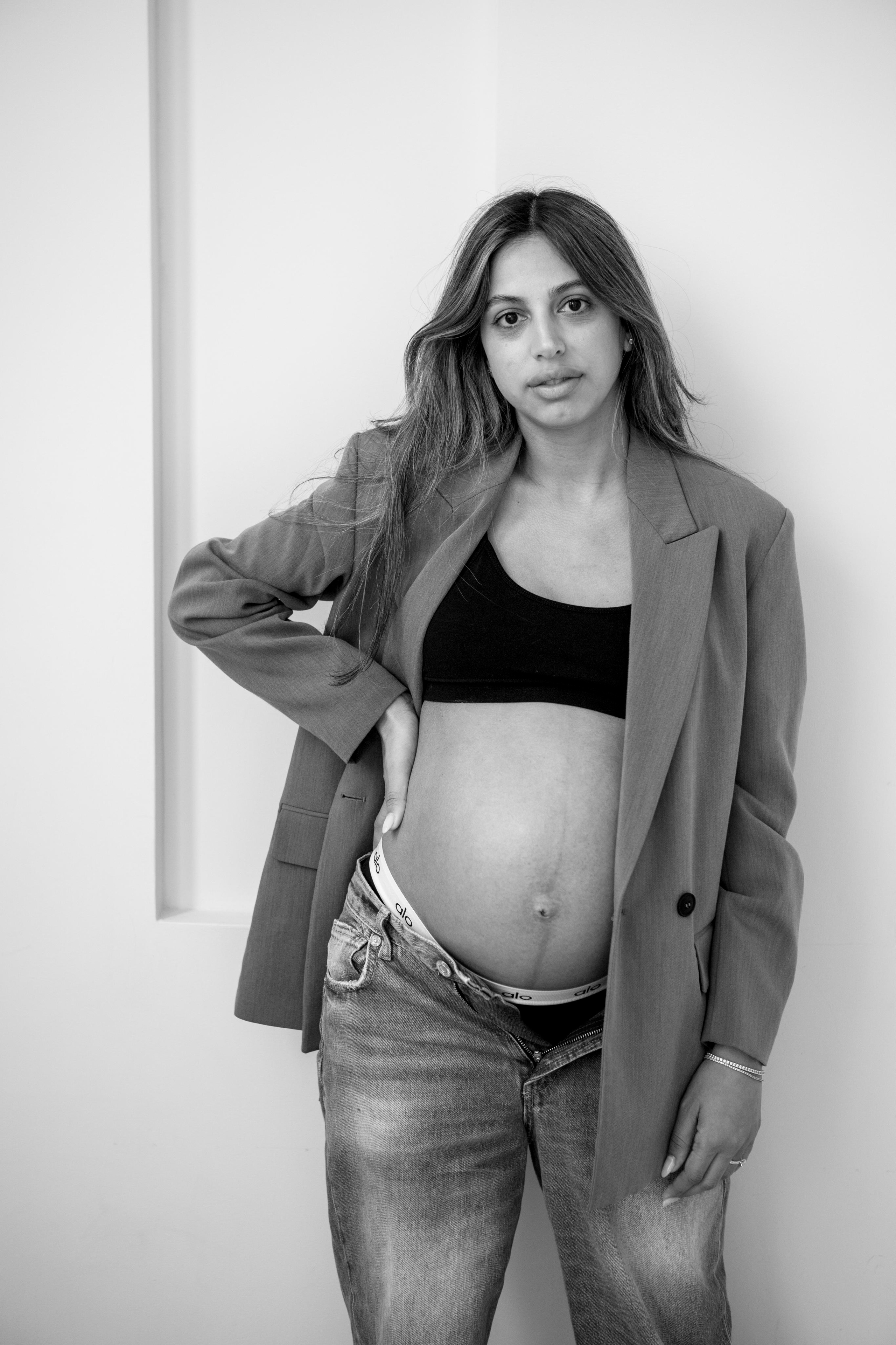 Pregnancy photoshoot inside the White studio. Главная