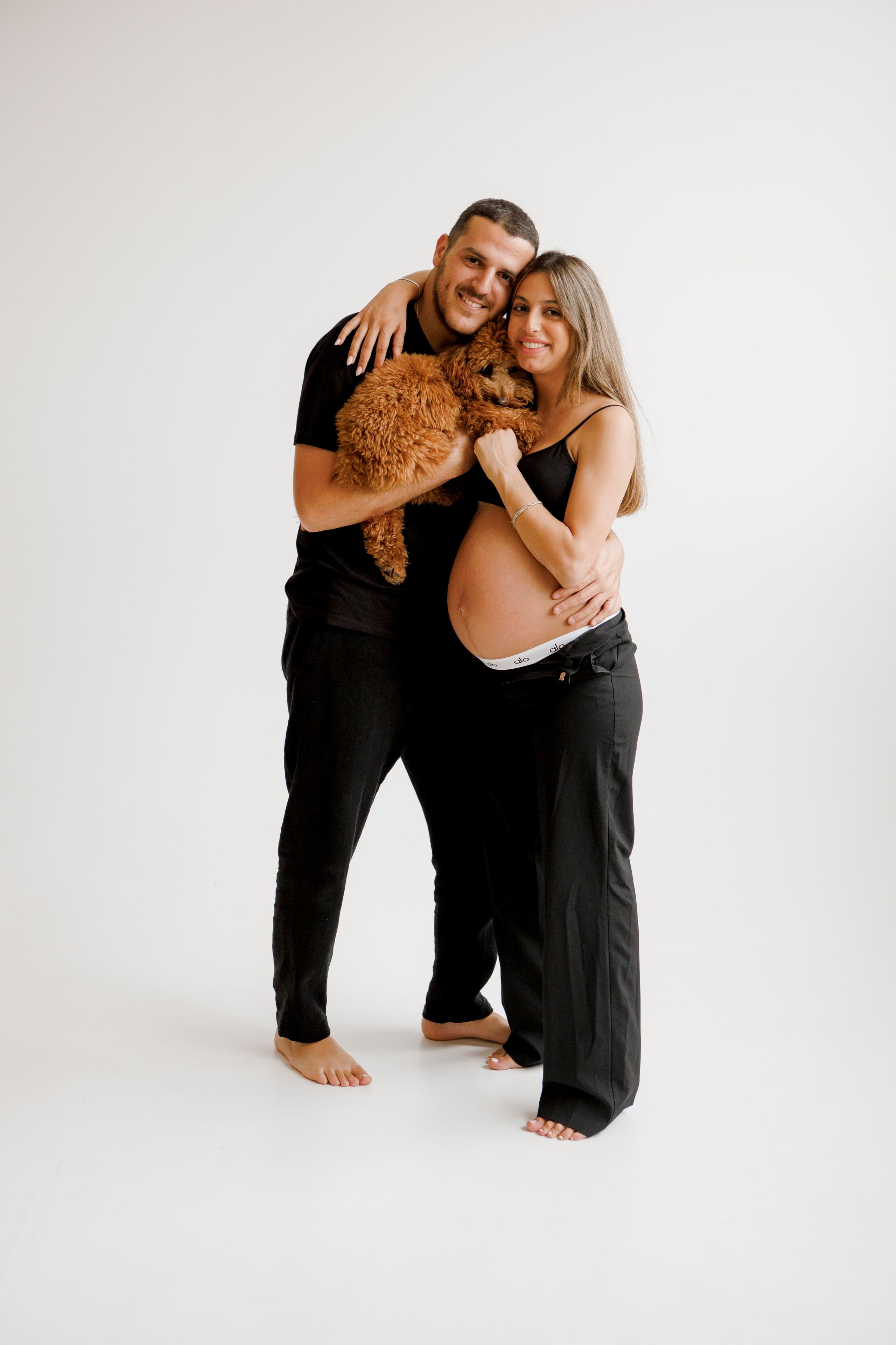 Pregnancy photoshoot inside the White studio. Главная