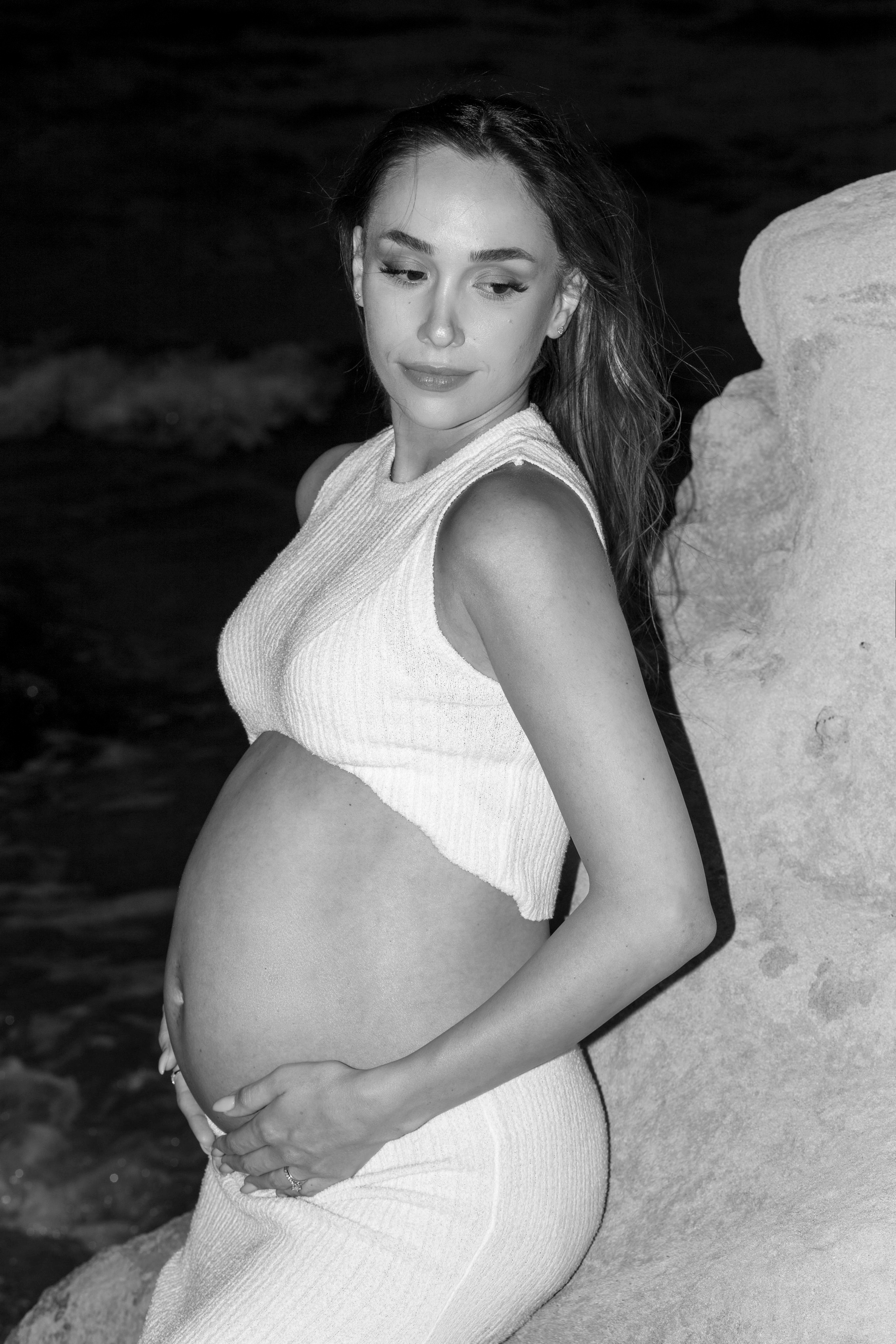 Pregnancy photoshoot near the sea. Главная