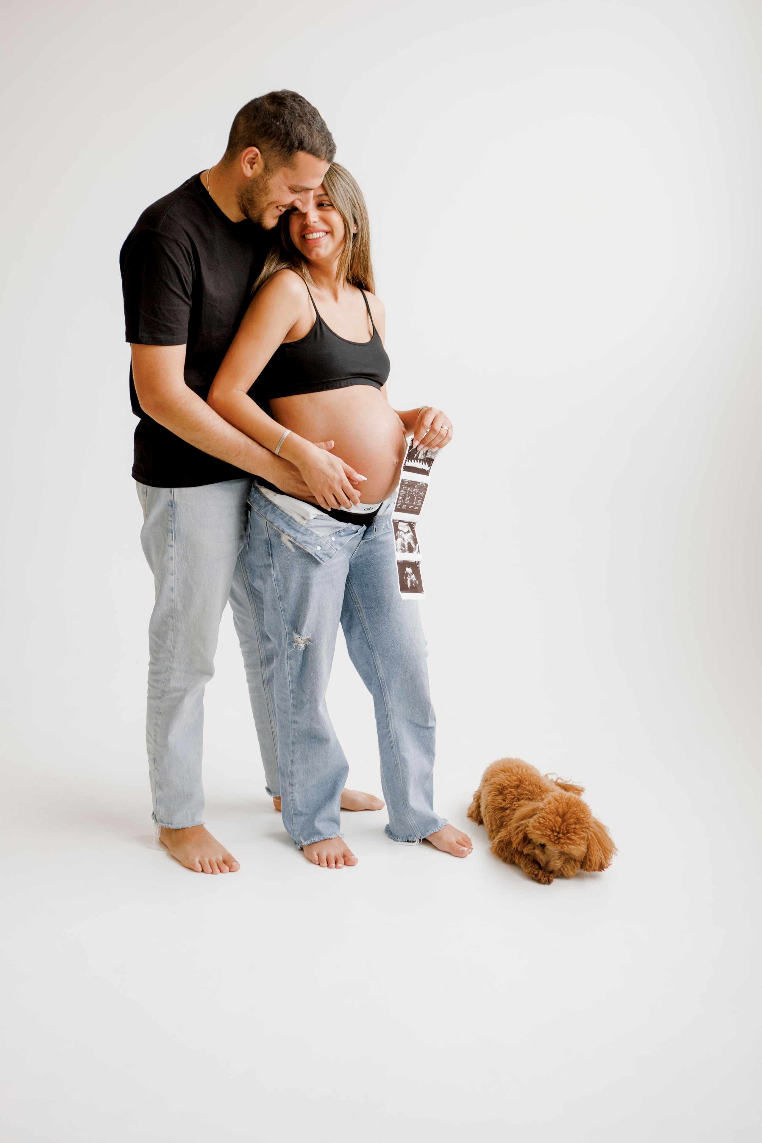 Pregnancy photoshoot inside the White studio. Главная