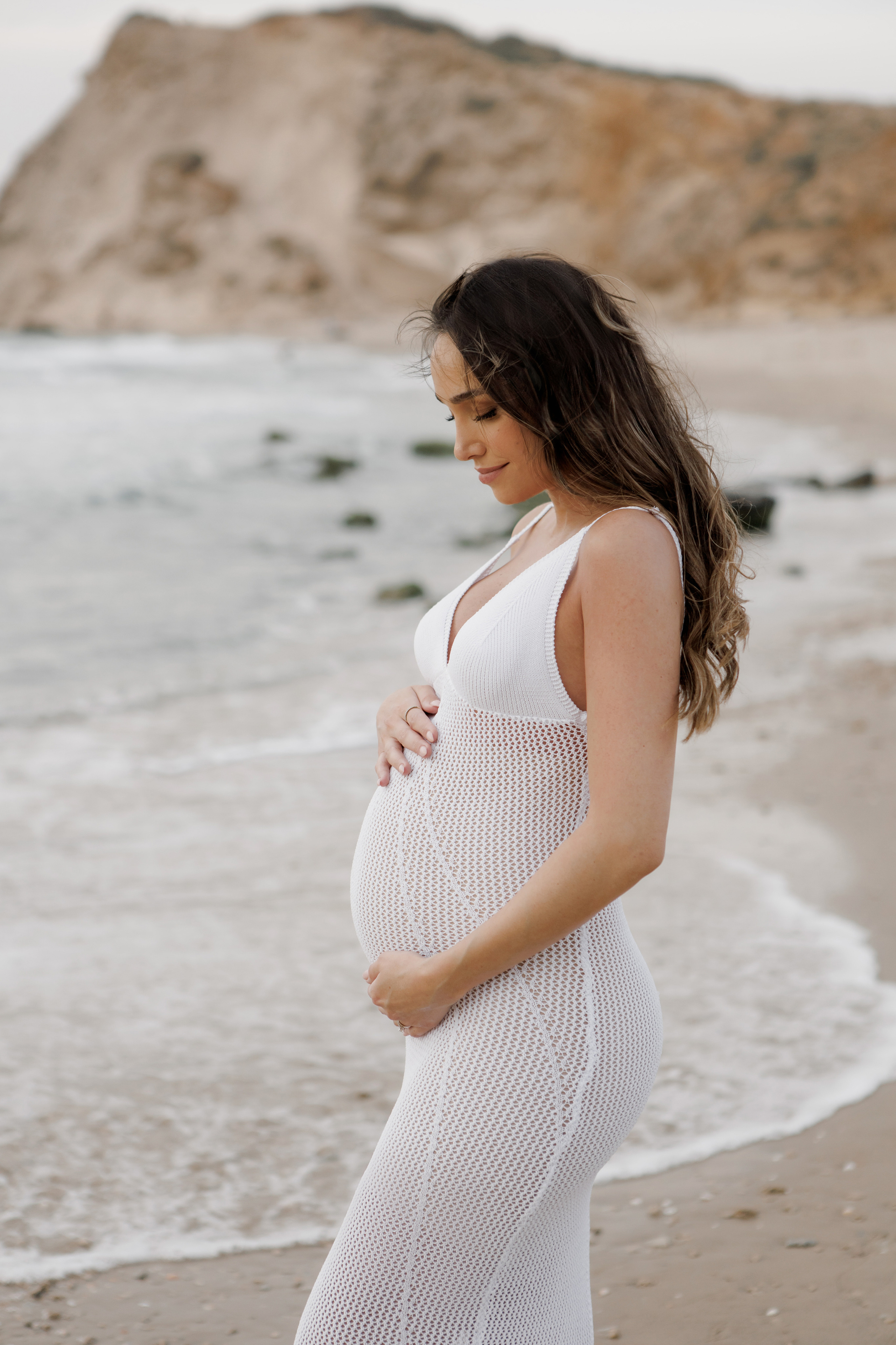 Pregnancy photoshoot near the sea. Главная