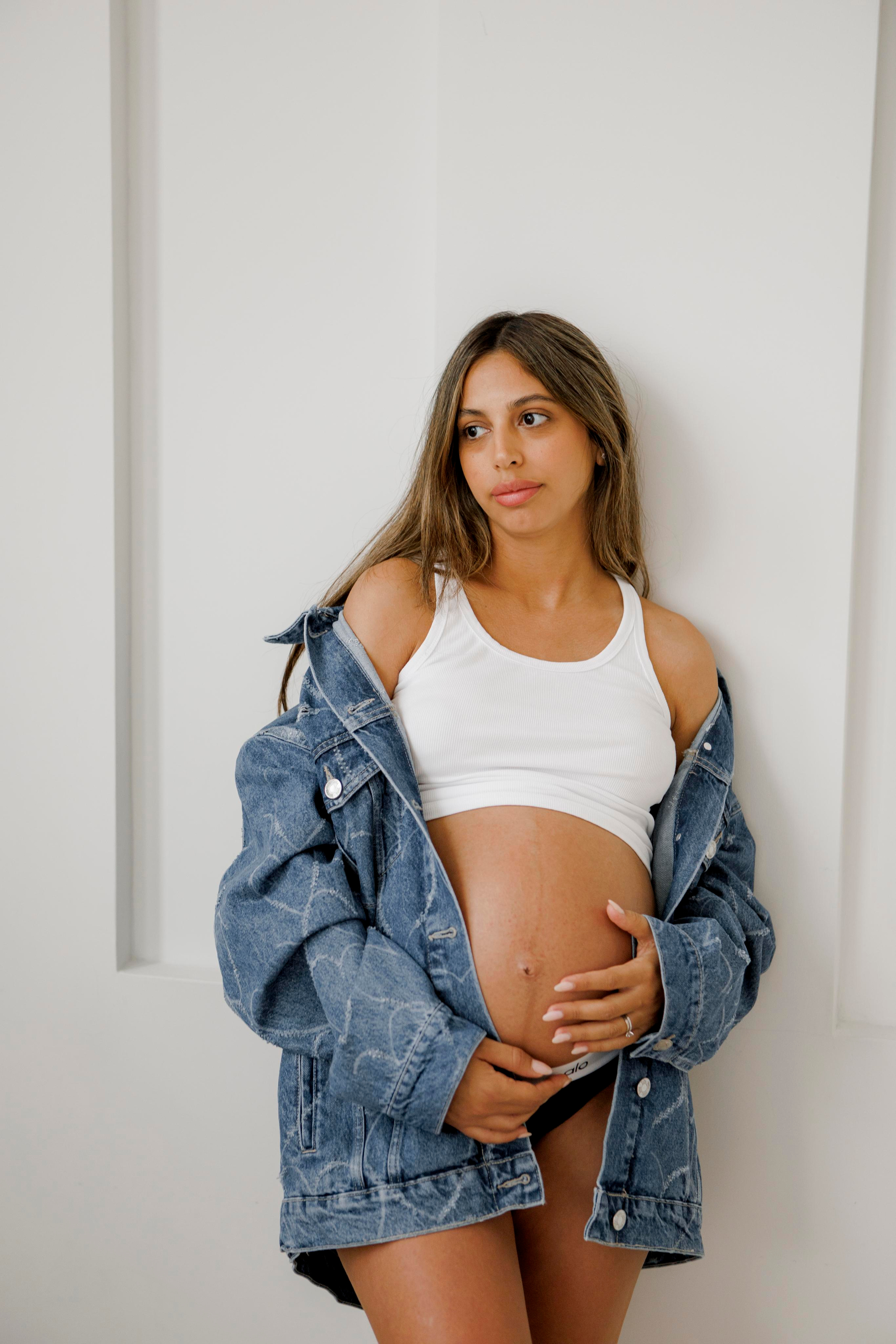 Pregnancy photoshoot inside the White studio. Главная