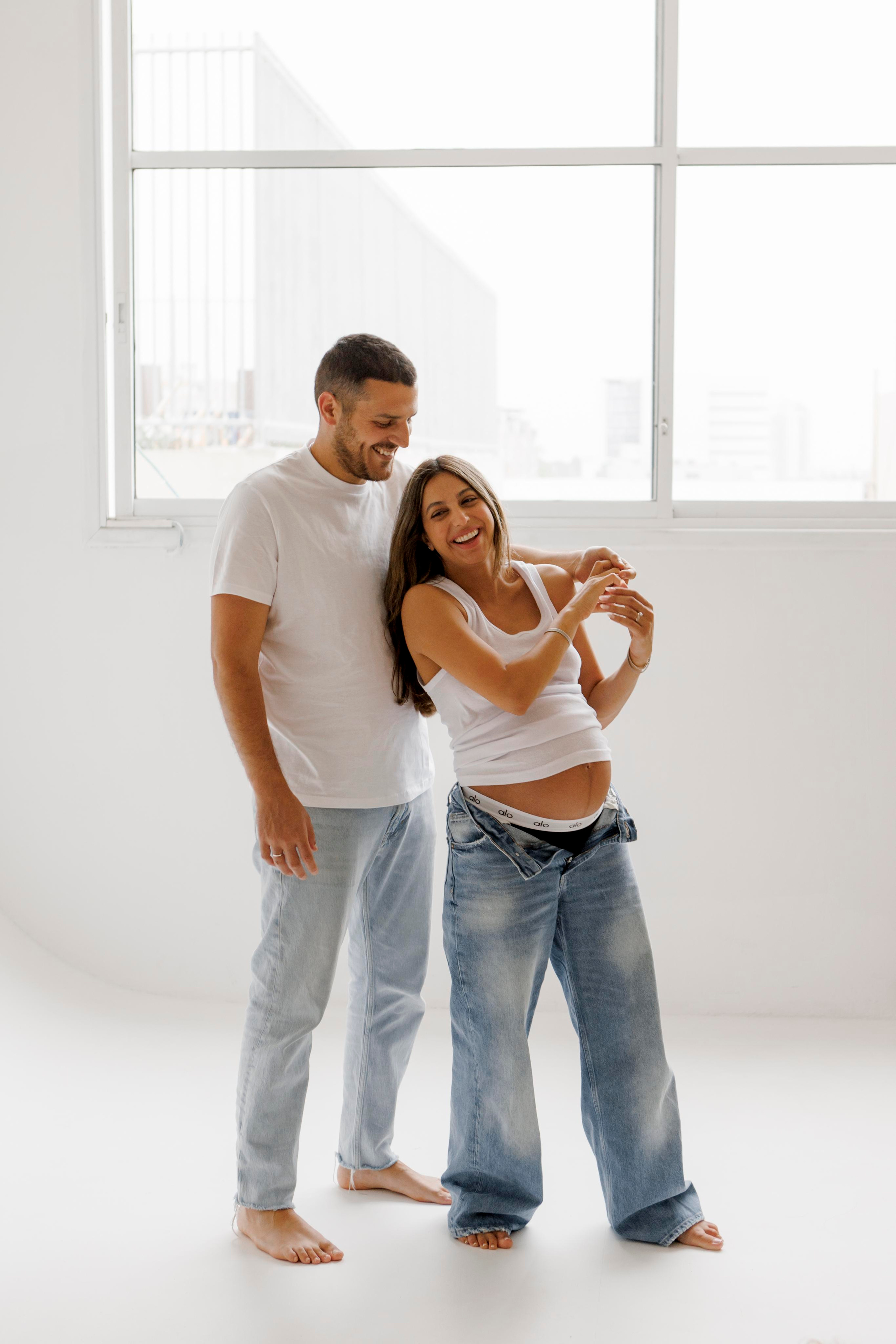 Pregnancy photoshoot inside the White studio. Главная