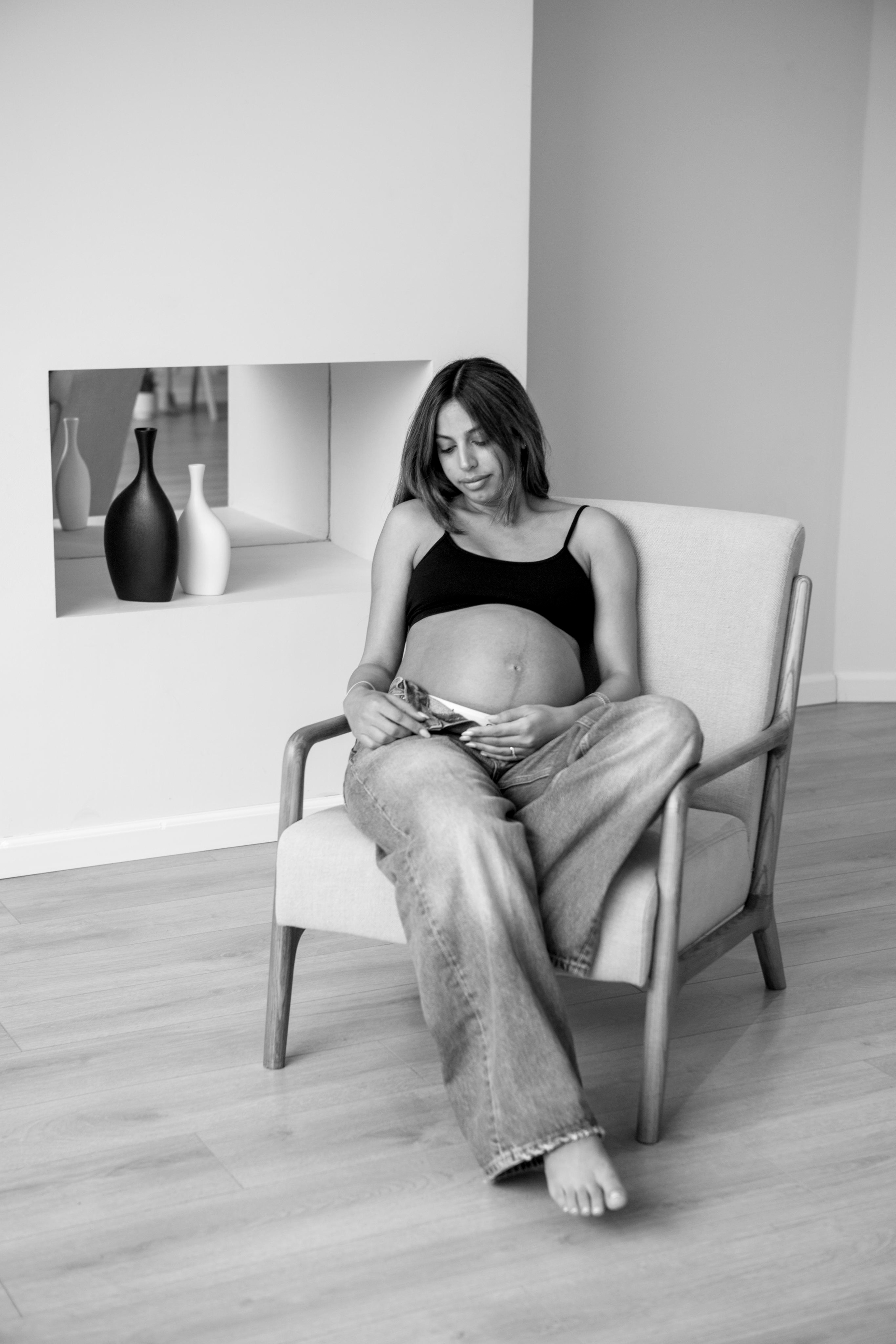Pregnancy photoshoot inside the White studio. Главная