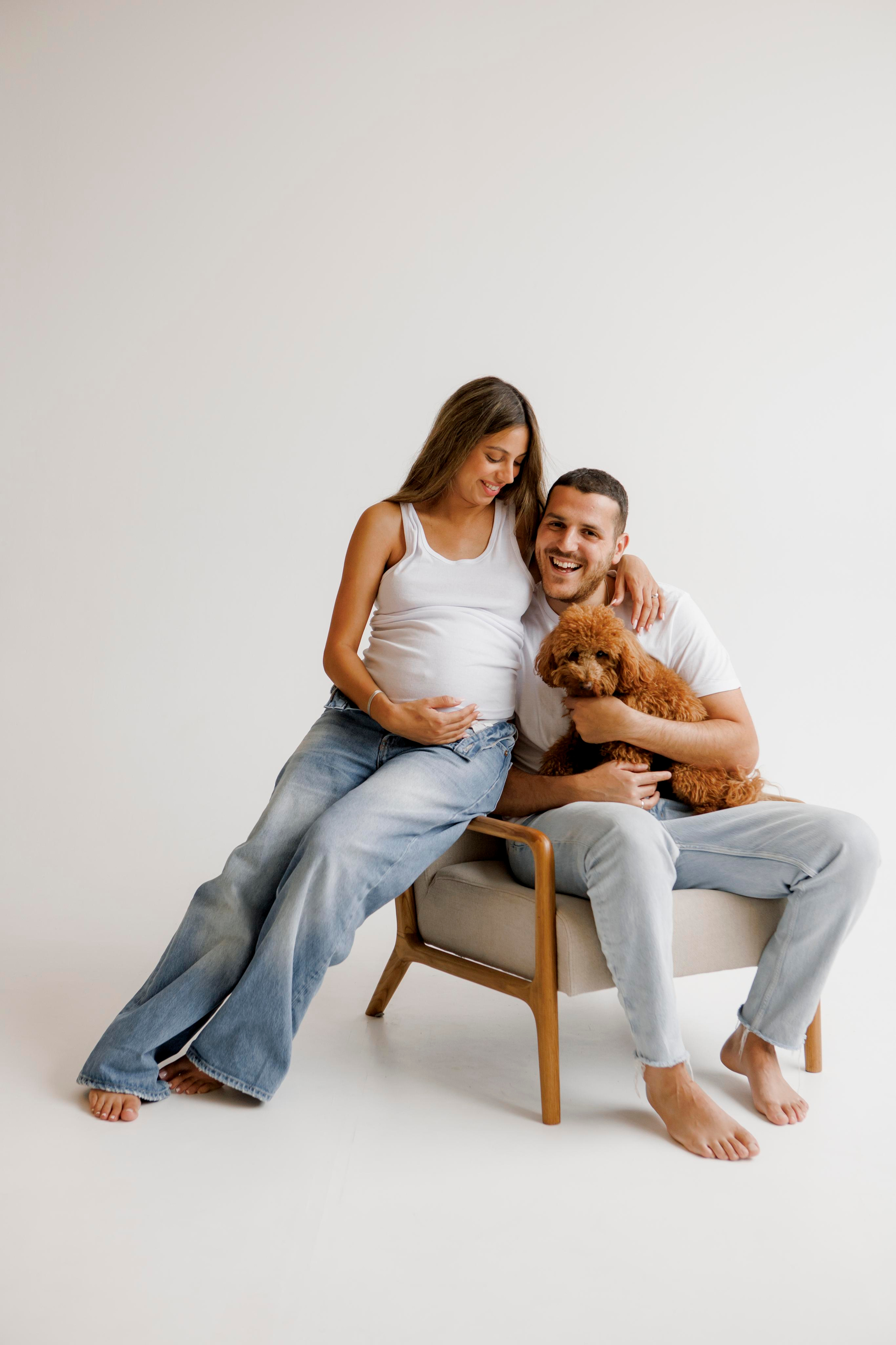 Pregnancy photoshoot inside the White studio. Главная