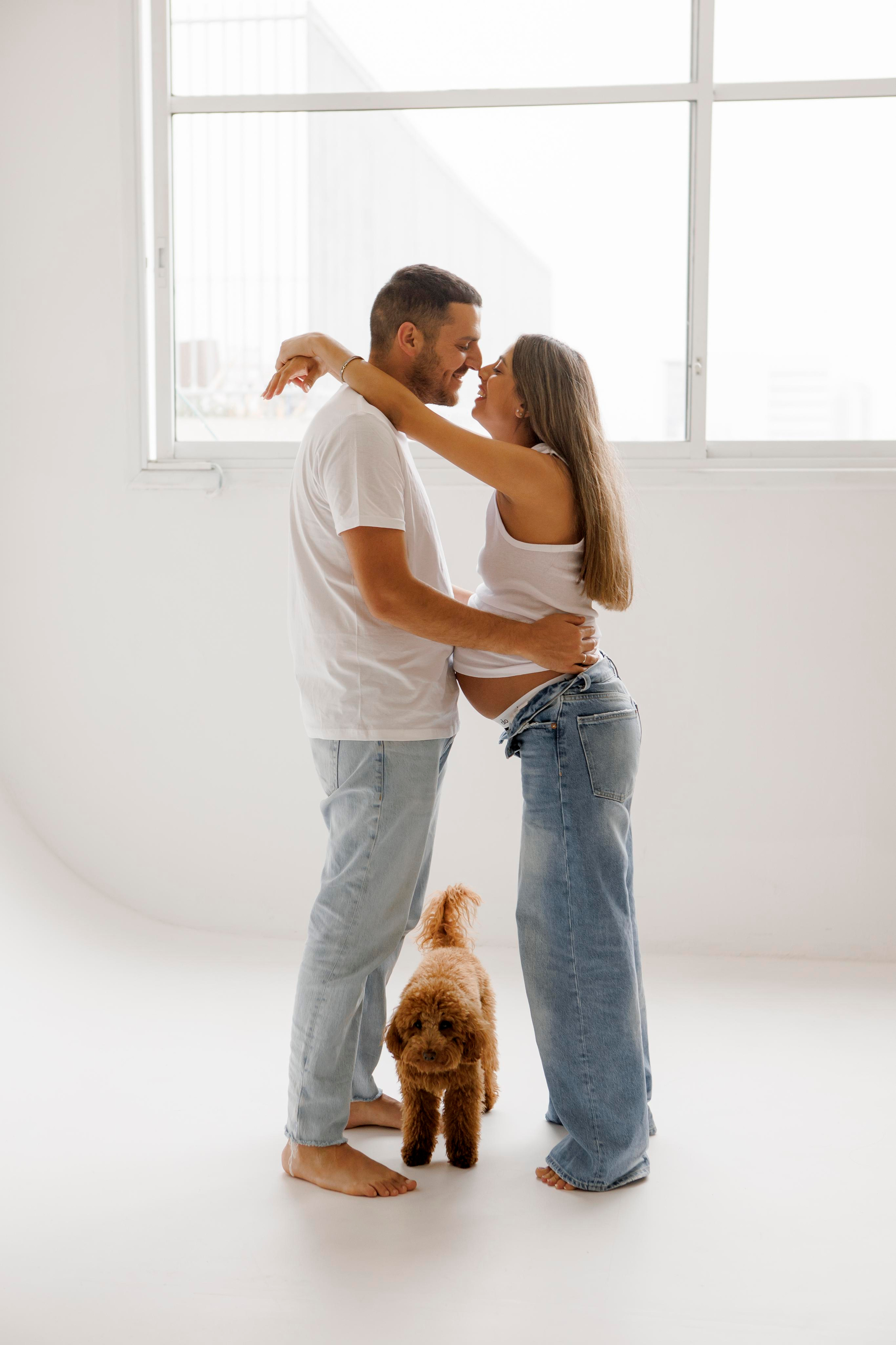 Pregnancy photoshoot inside the White studio. Главная