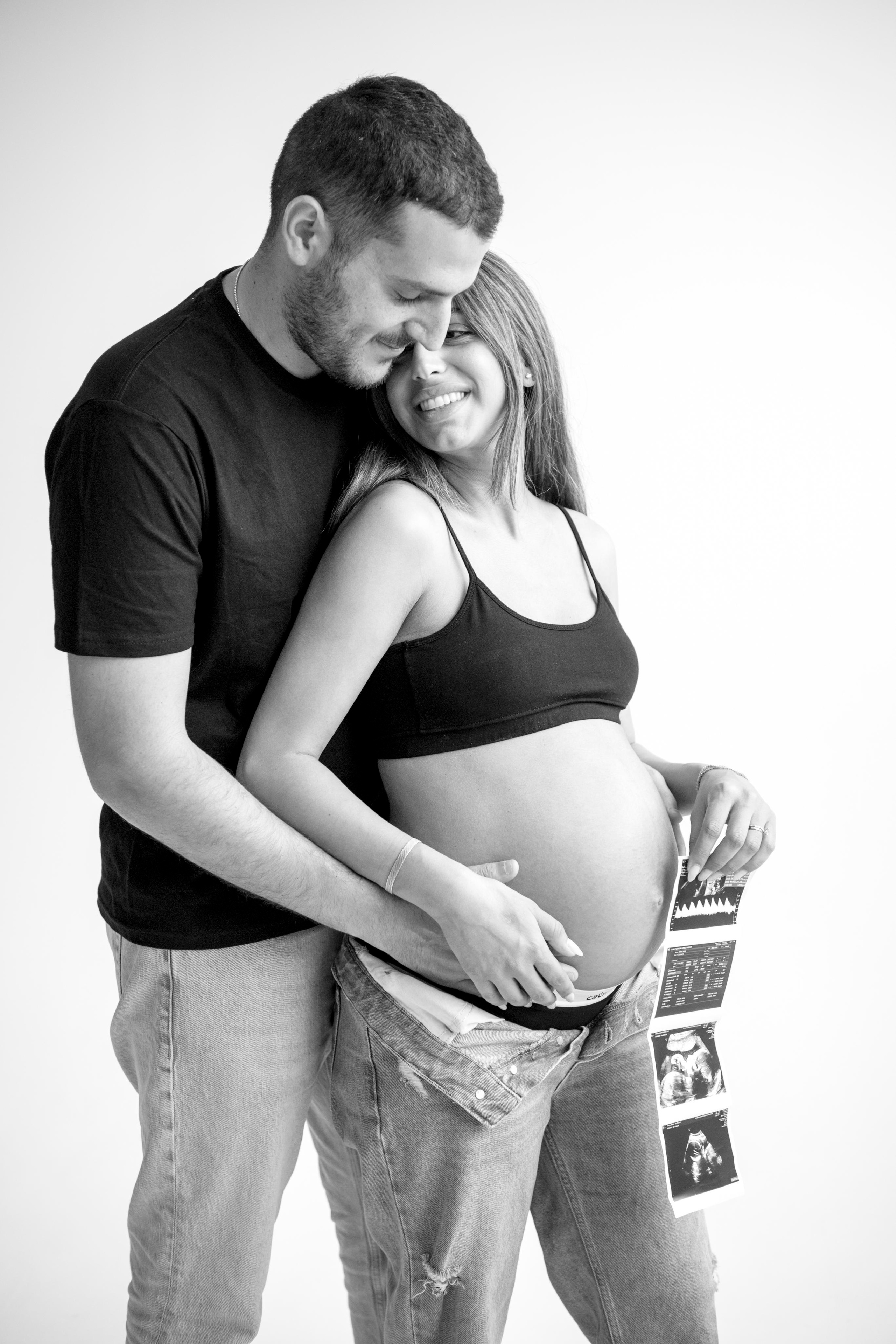 Pregnancy photoshoot inside the White studio. Главная