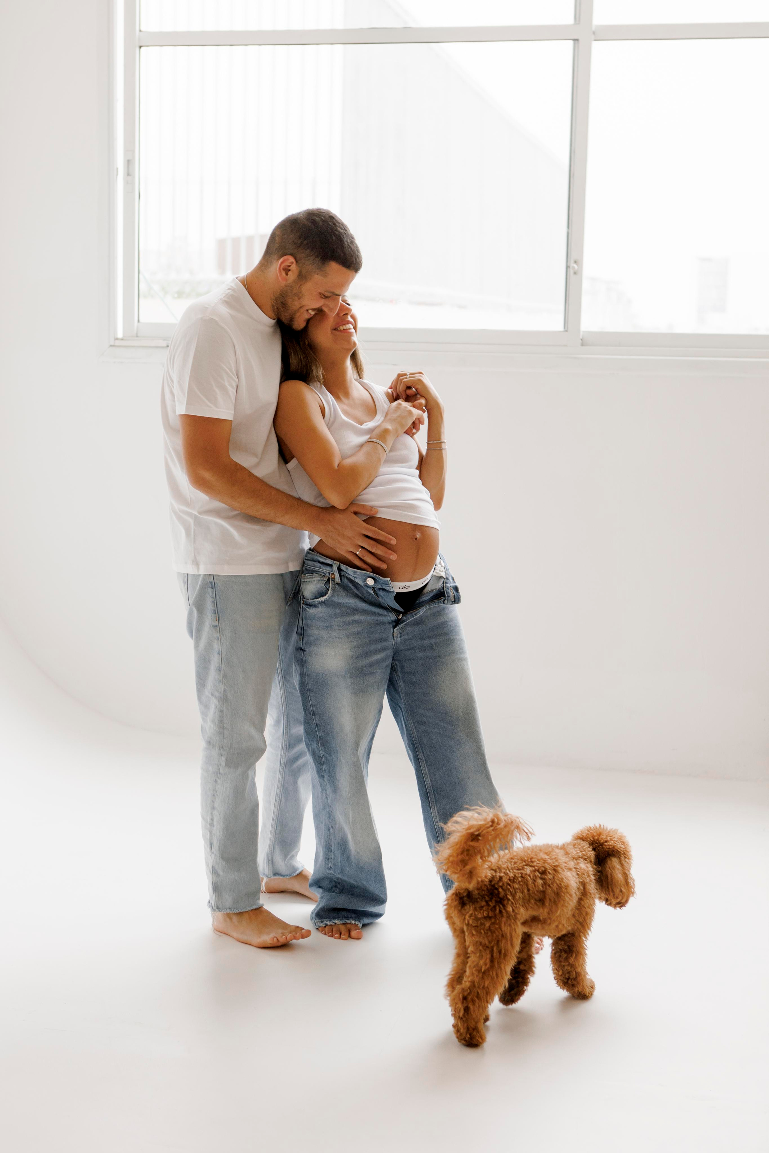 Pregnancy photoshoot inside the White studio. Главная