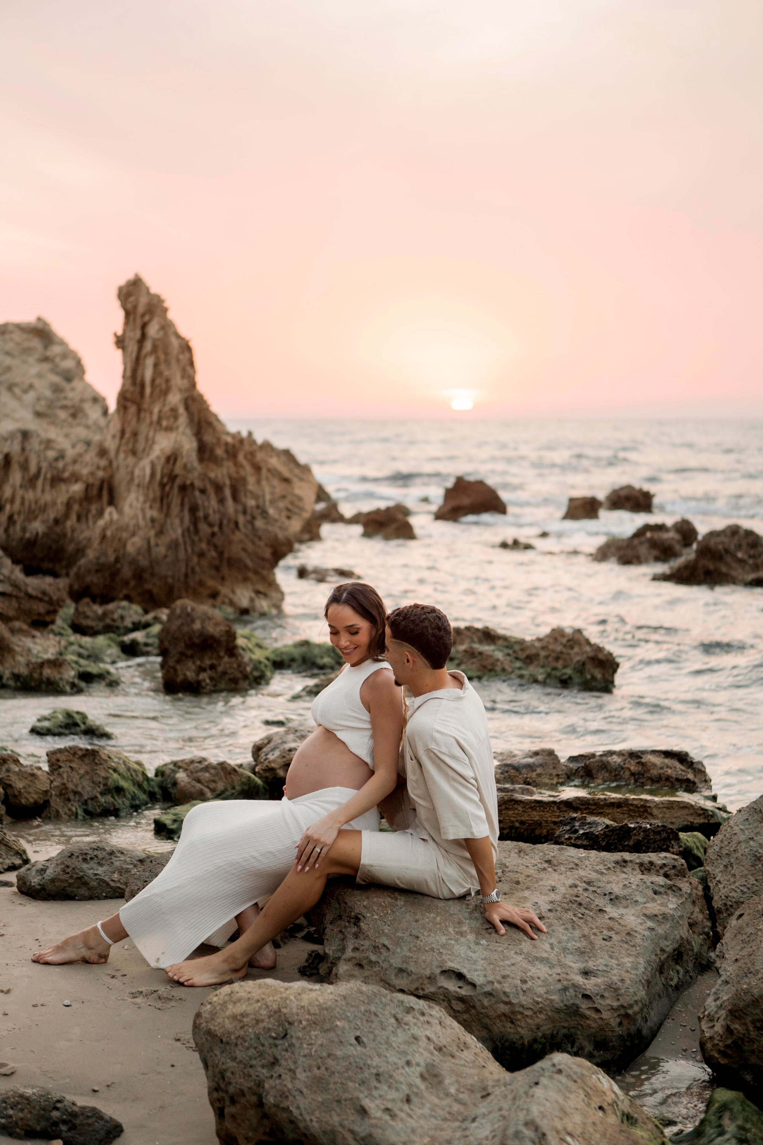 Pregnancy photoshoot near the sea. Главная