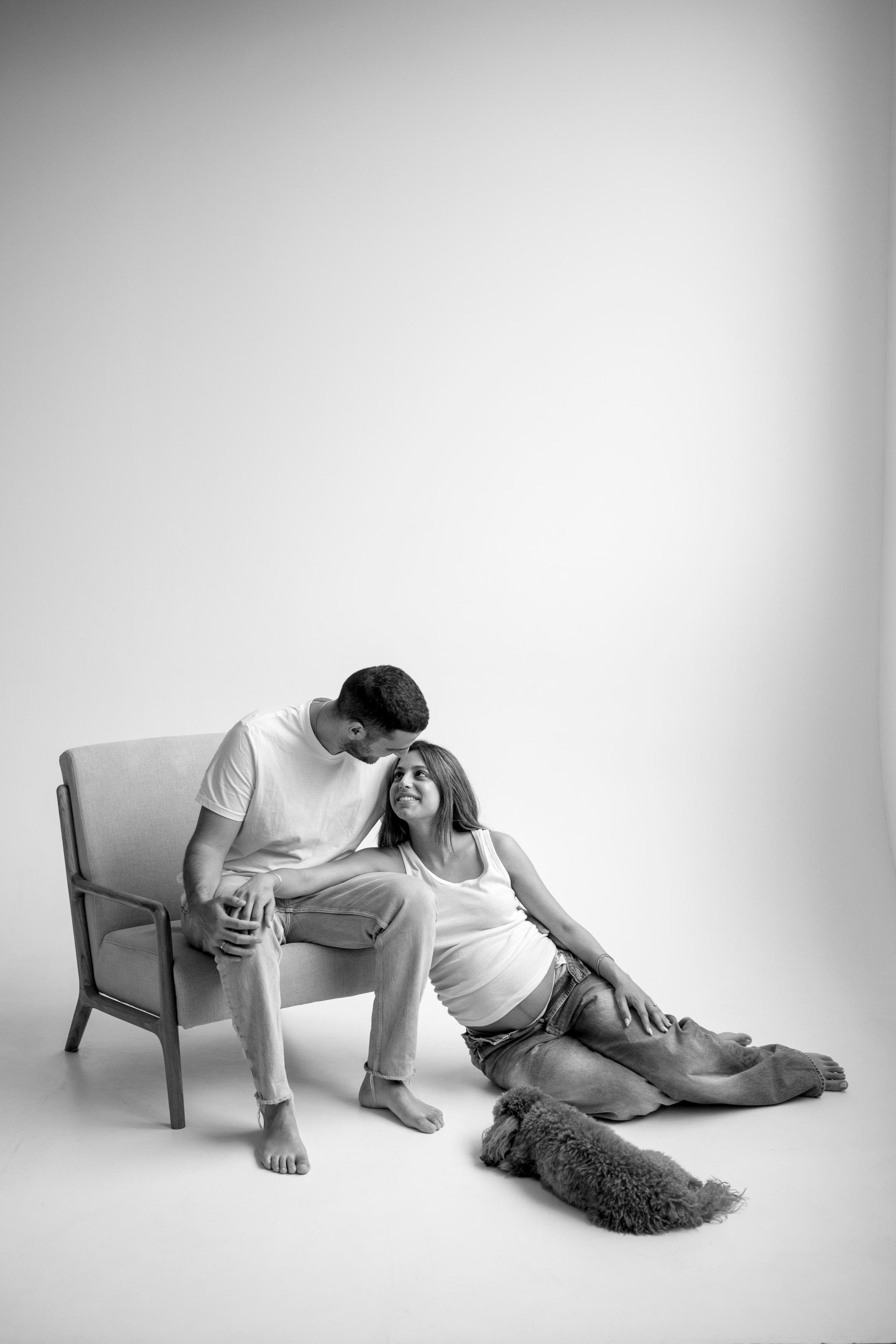 Pregnancy photoshoot inside the White studio. Главная