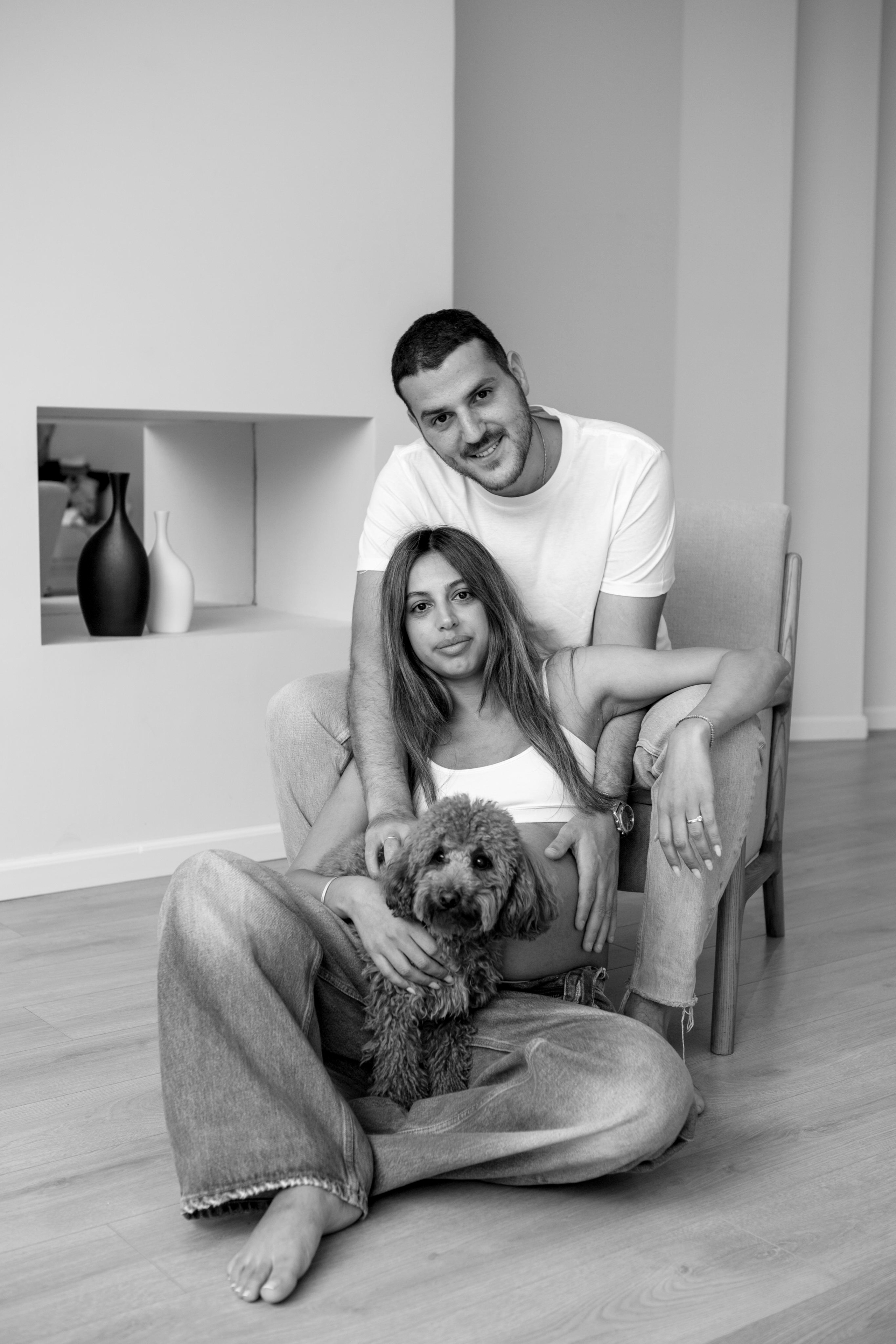 Pregnancy photoshoot inside the White studio. Главная