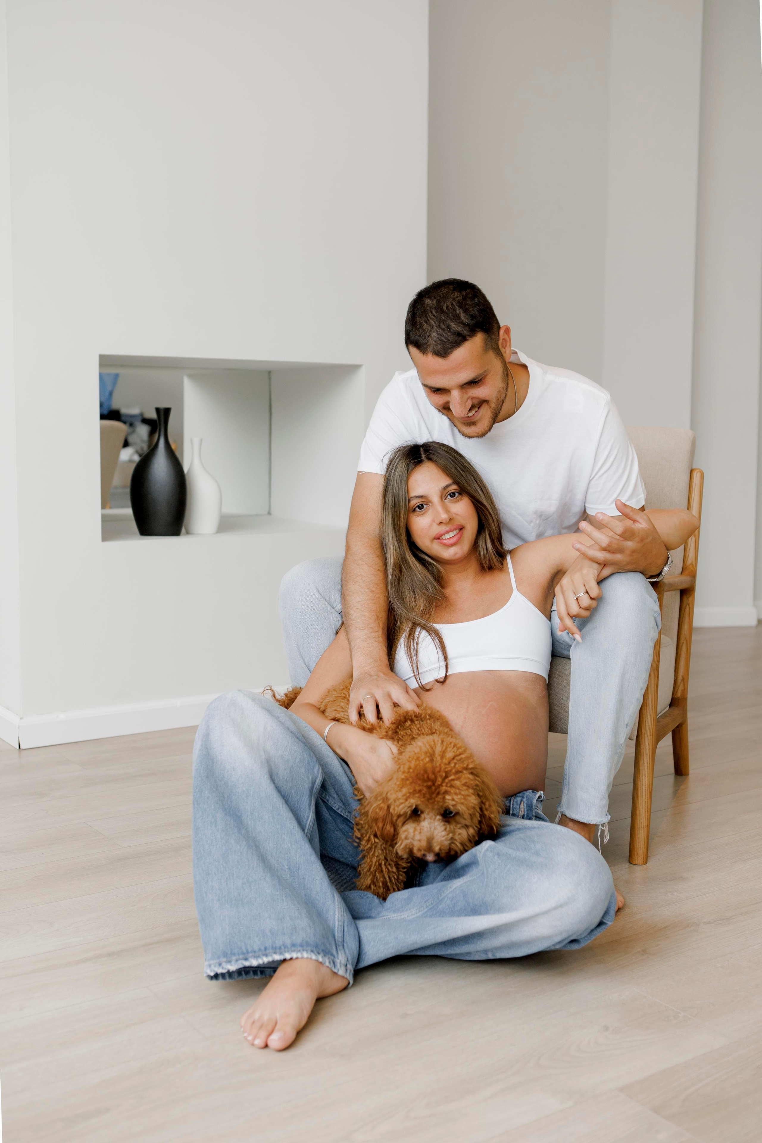 Pregnancy photoshoot inside the White studio. Главная