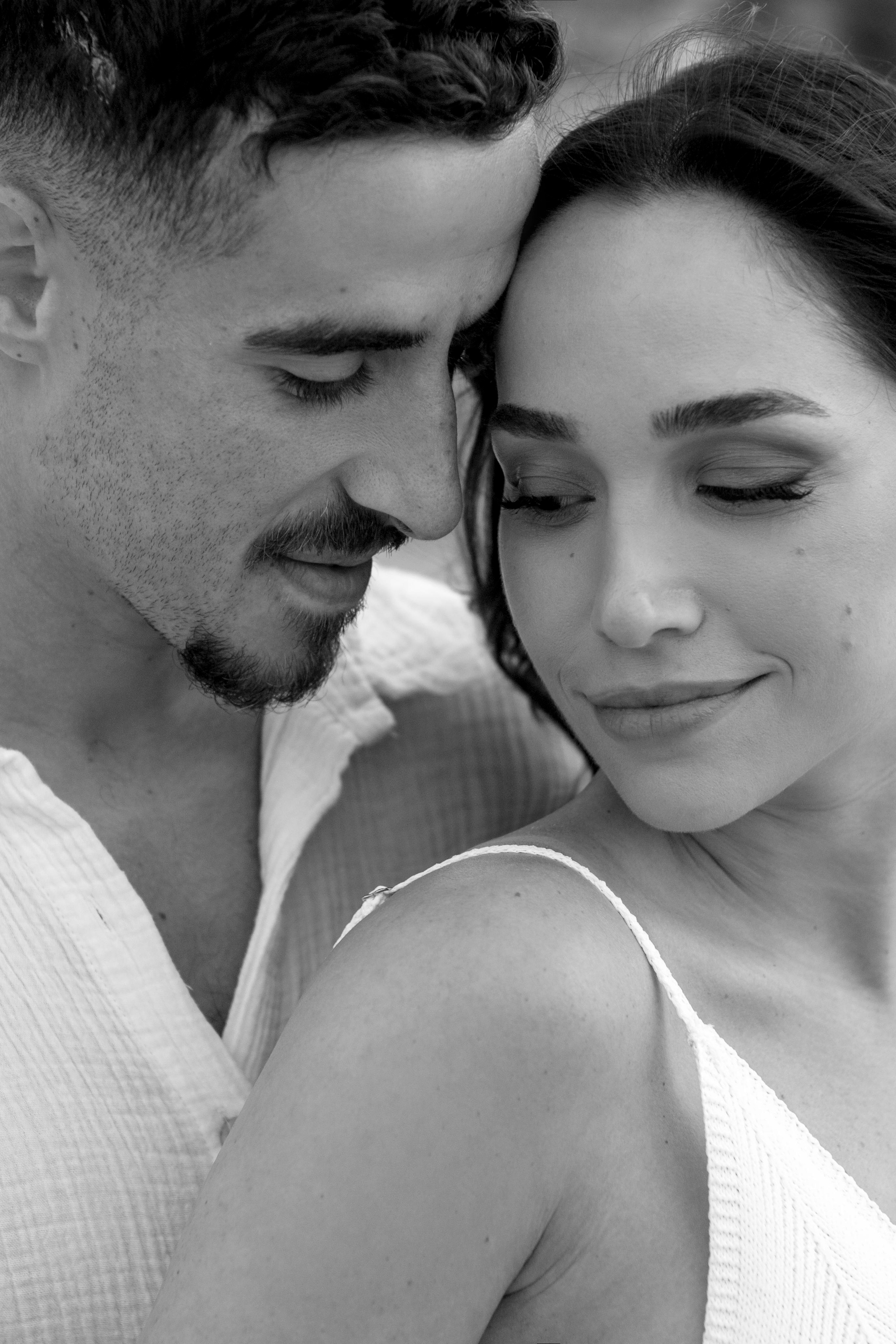 Pregnancy photoshoot near the sea. Главная