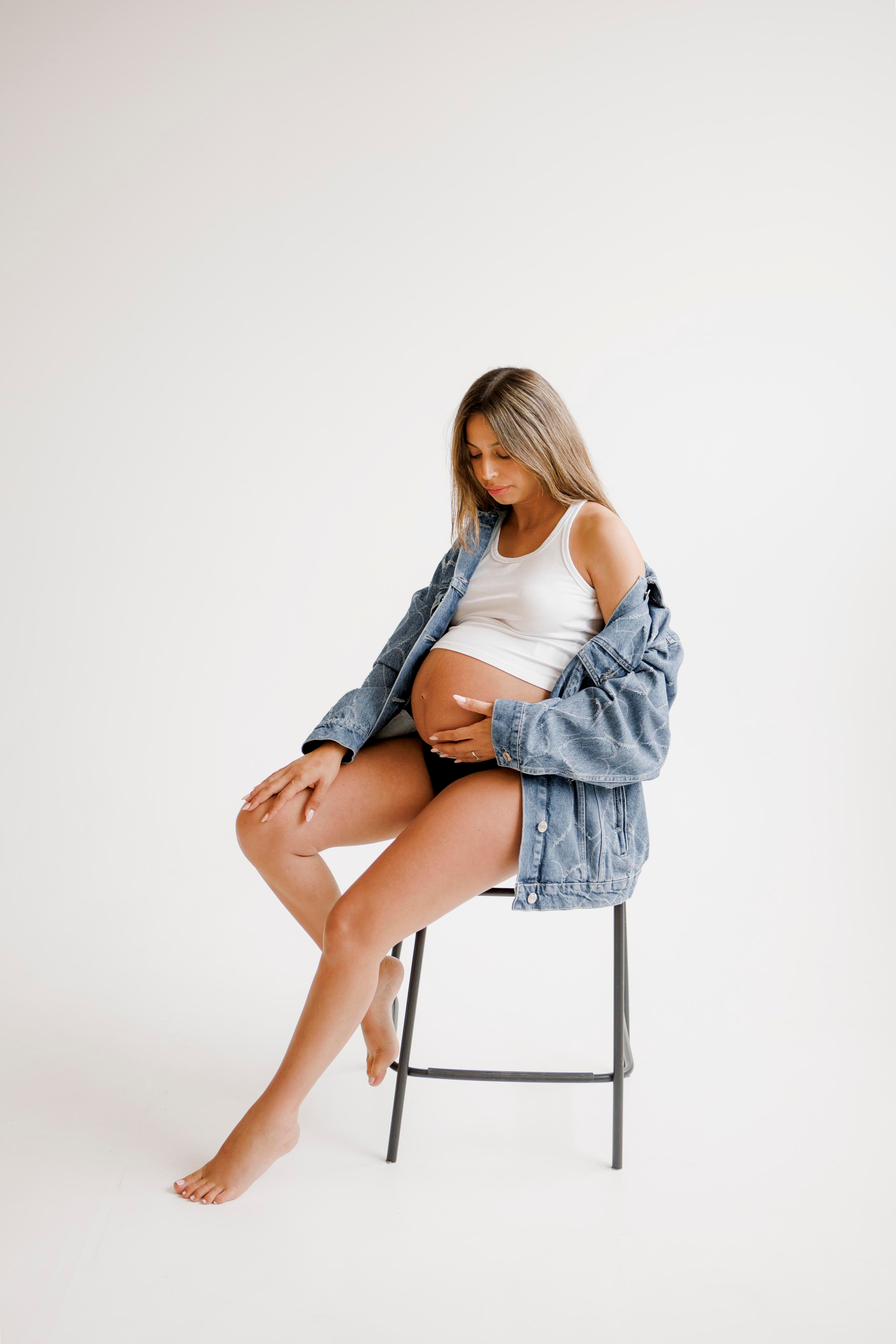 Pregnancy photoshoot inside the White studio. Главная