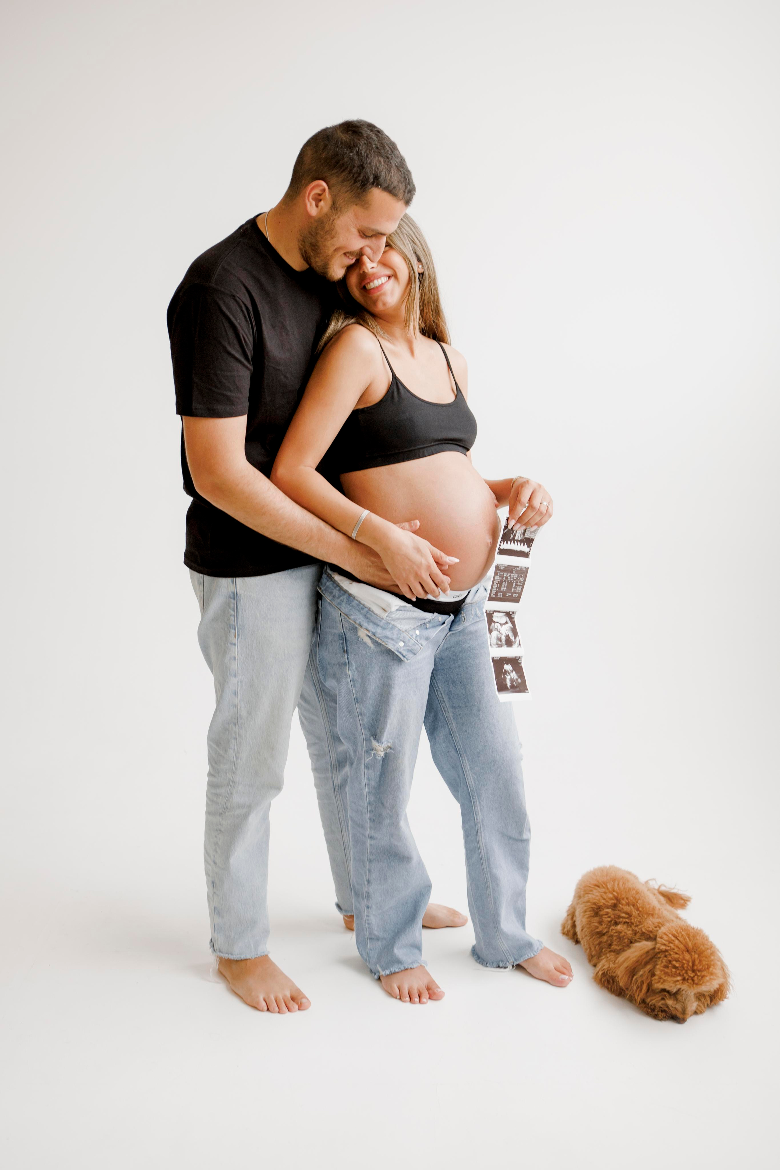 Pregnancy photoshoot inside the White studio. Главная