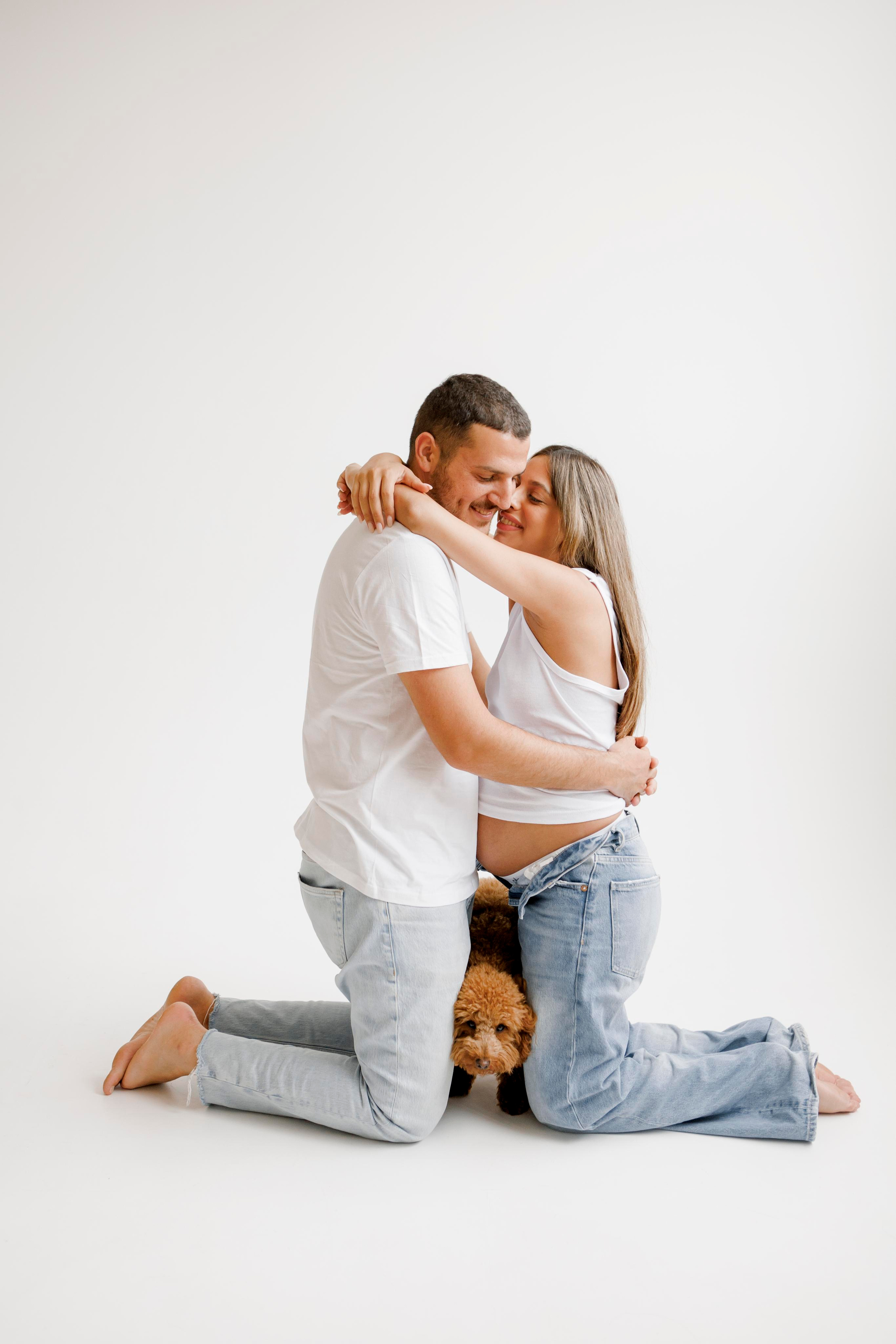 Pregnancy photoshoot inside the White studio. Главная