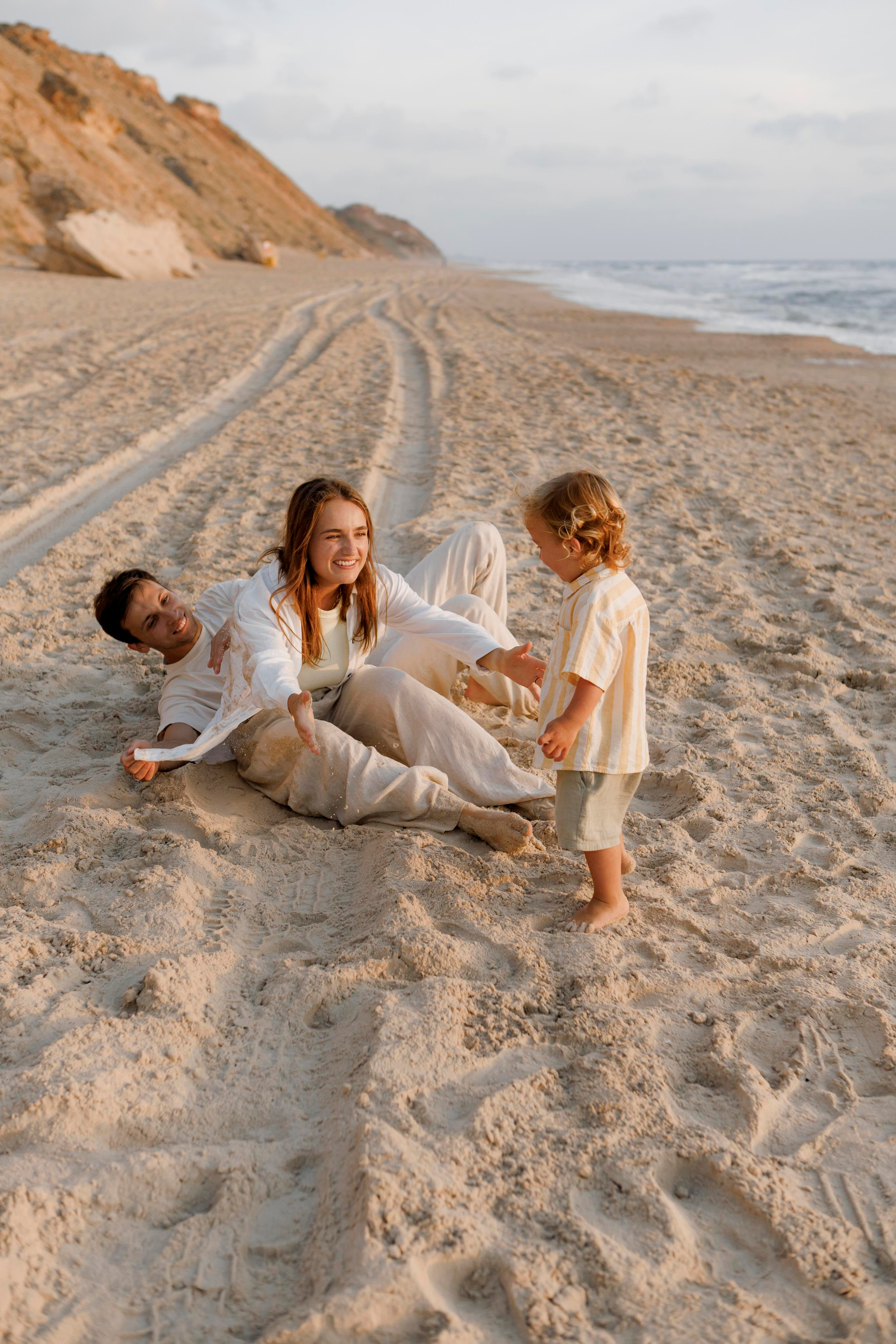 Family photoshoot near the sea (sunset). Главная