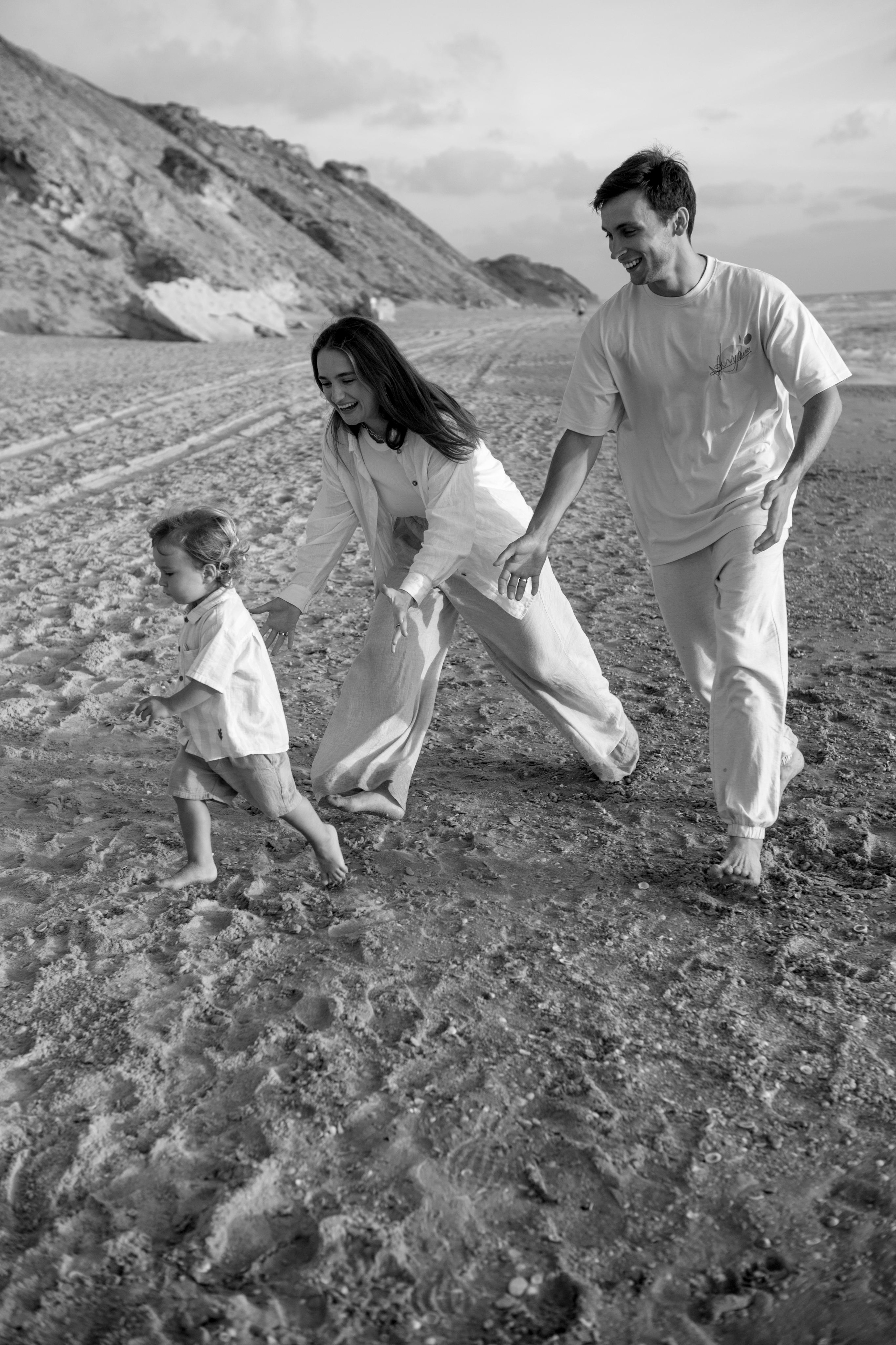 Family photoshoot near the sea (sunset). Главная
