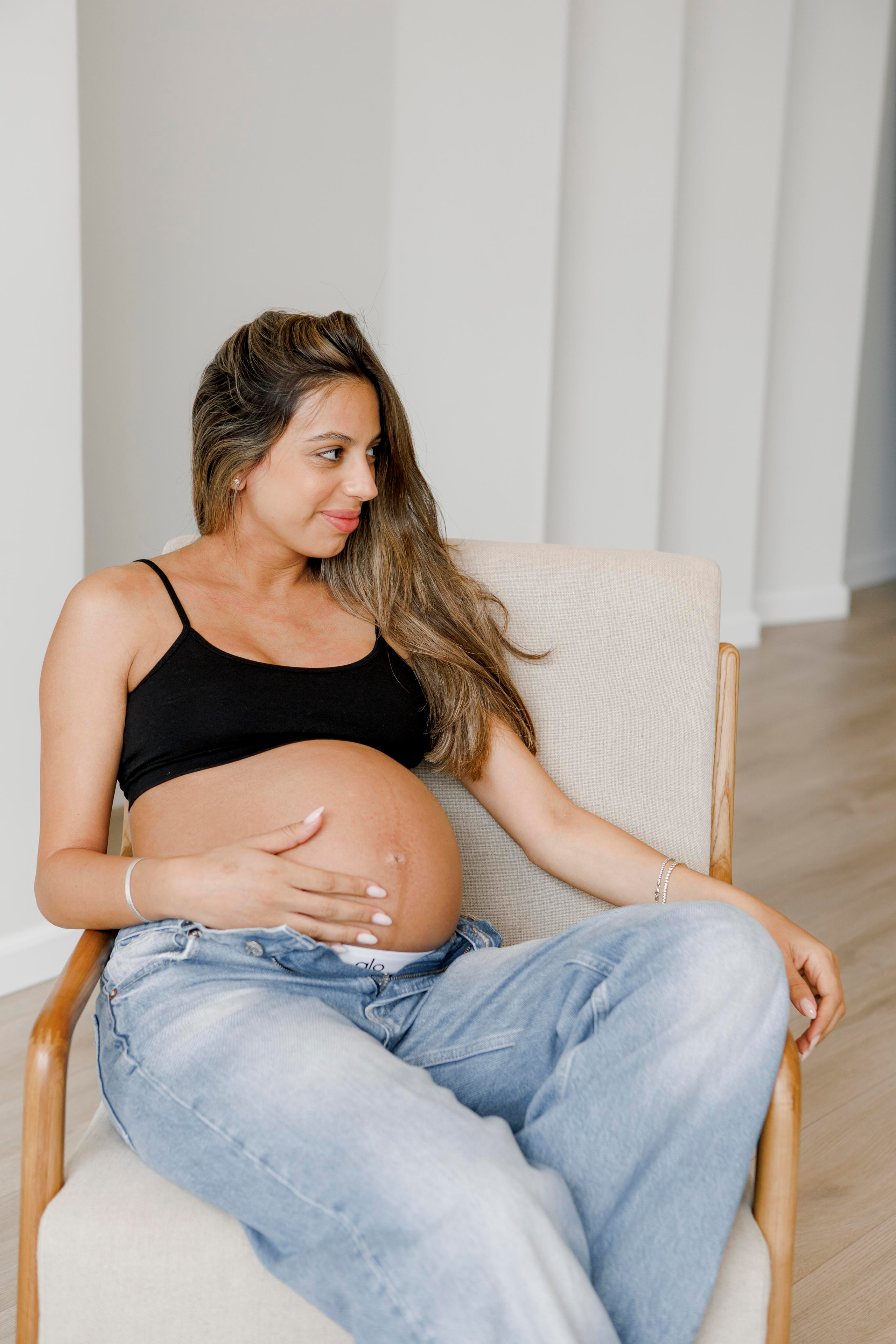 Pregnancy photoshoot inside the White studio. Главная