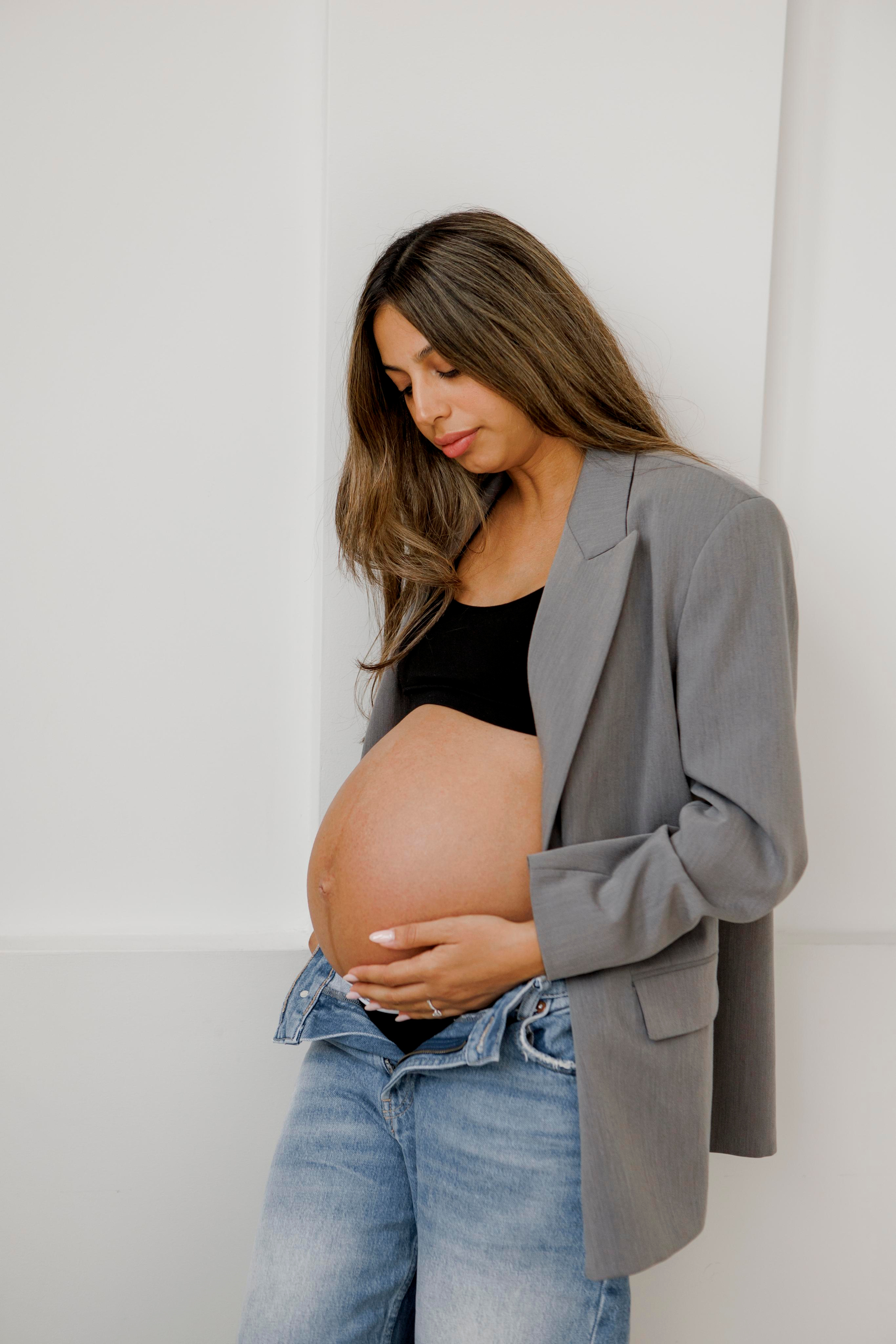 Pregnancy photoshoot inside the White studio. Главная