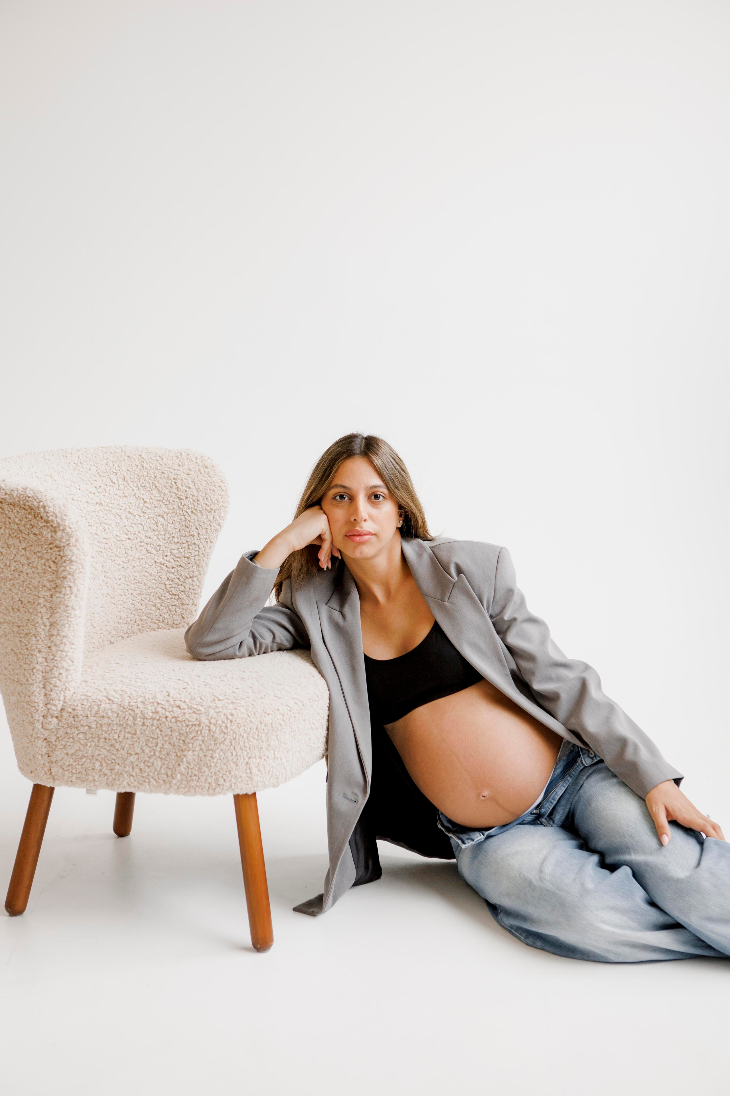 Pregnancy photoshoot inside the White studio. Главная