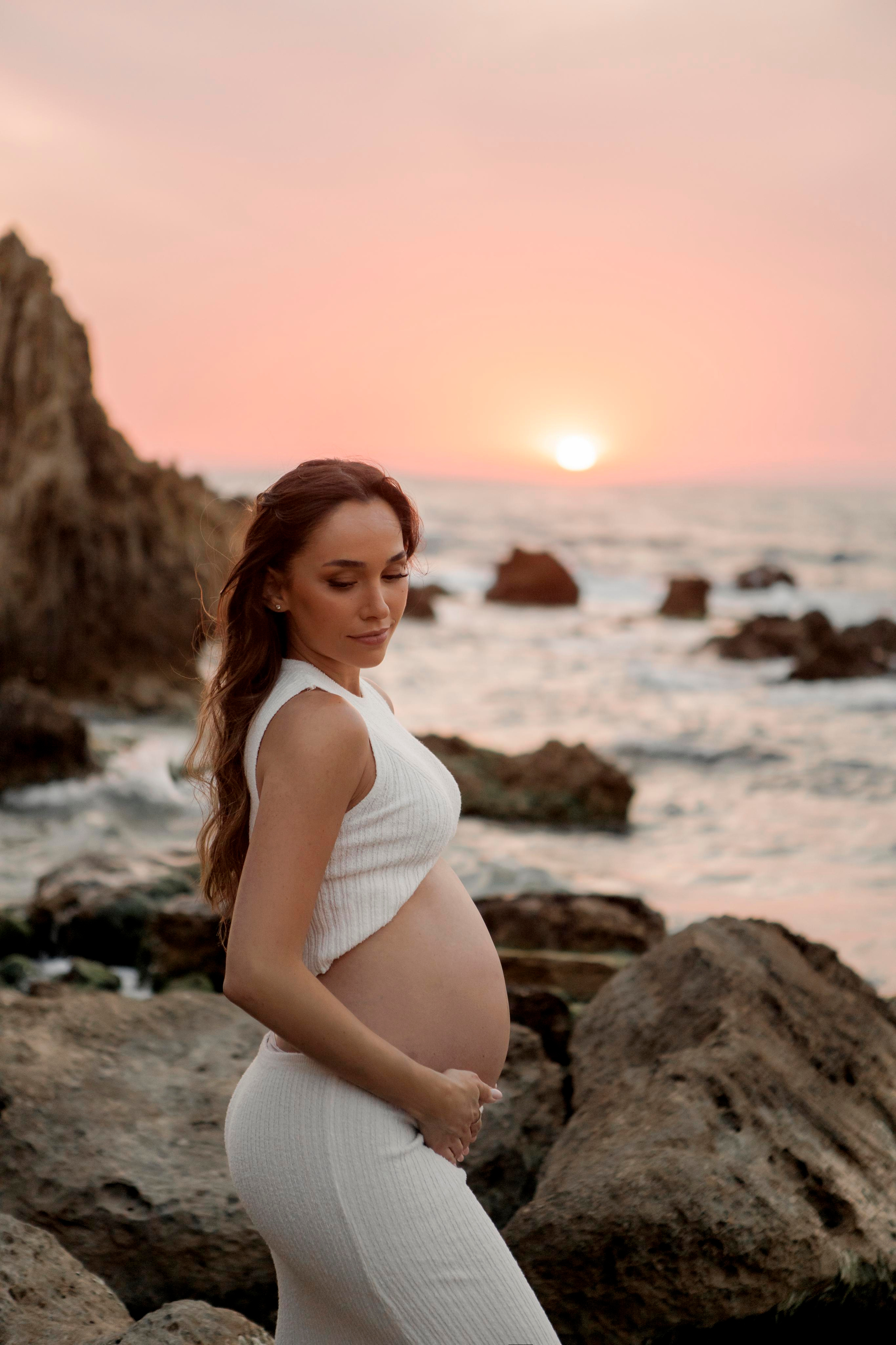 Pregnancy photoshoot near the sea. Главная