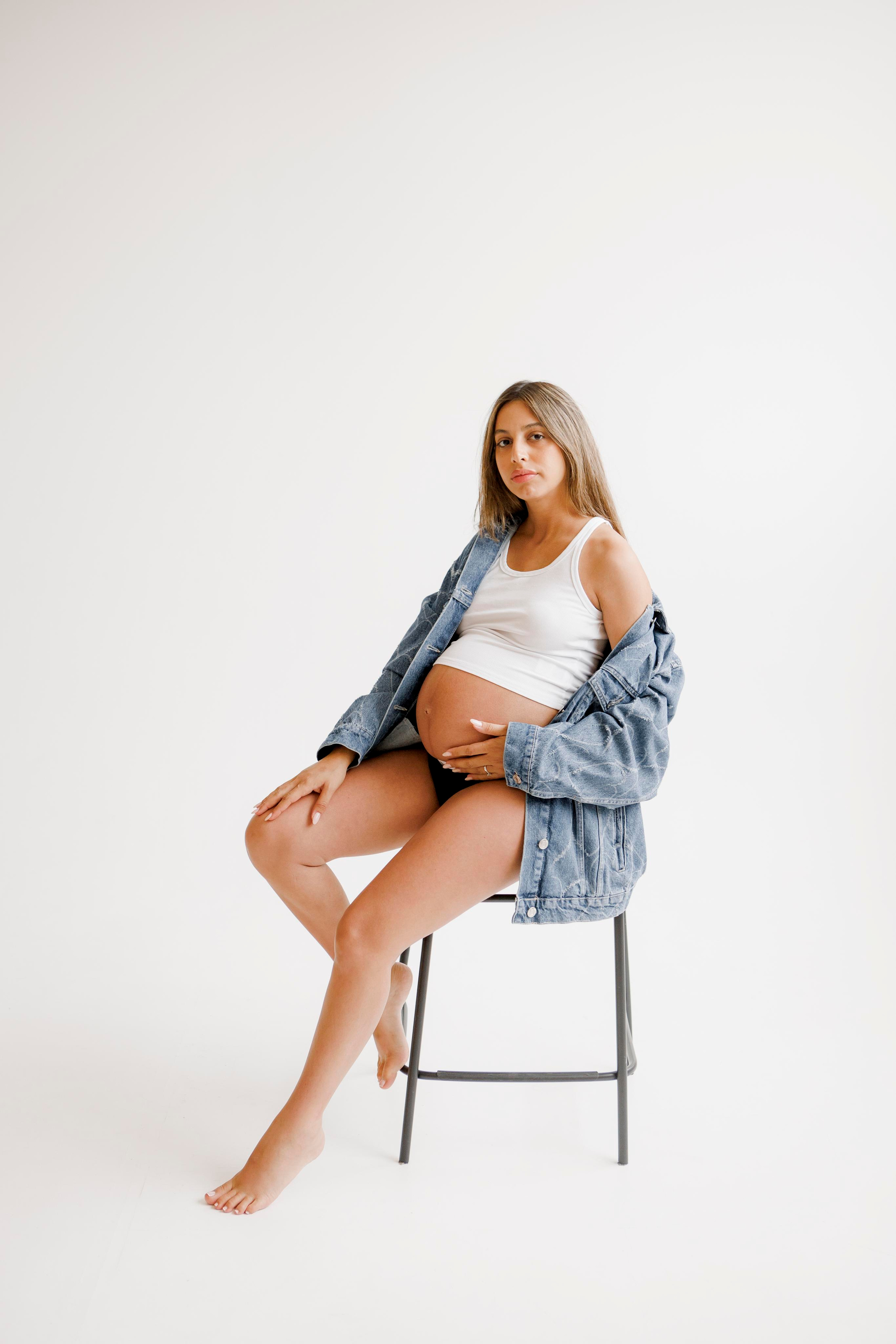 Pregnancy photoshoot inside the White studio. Главная