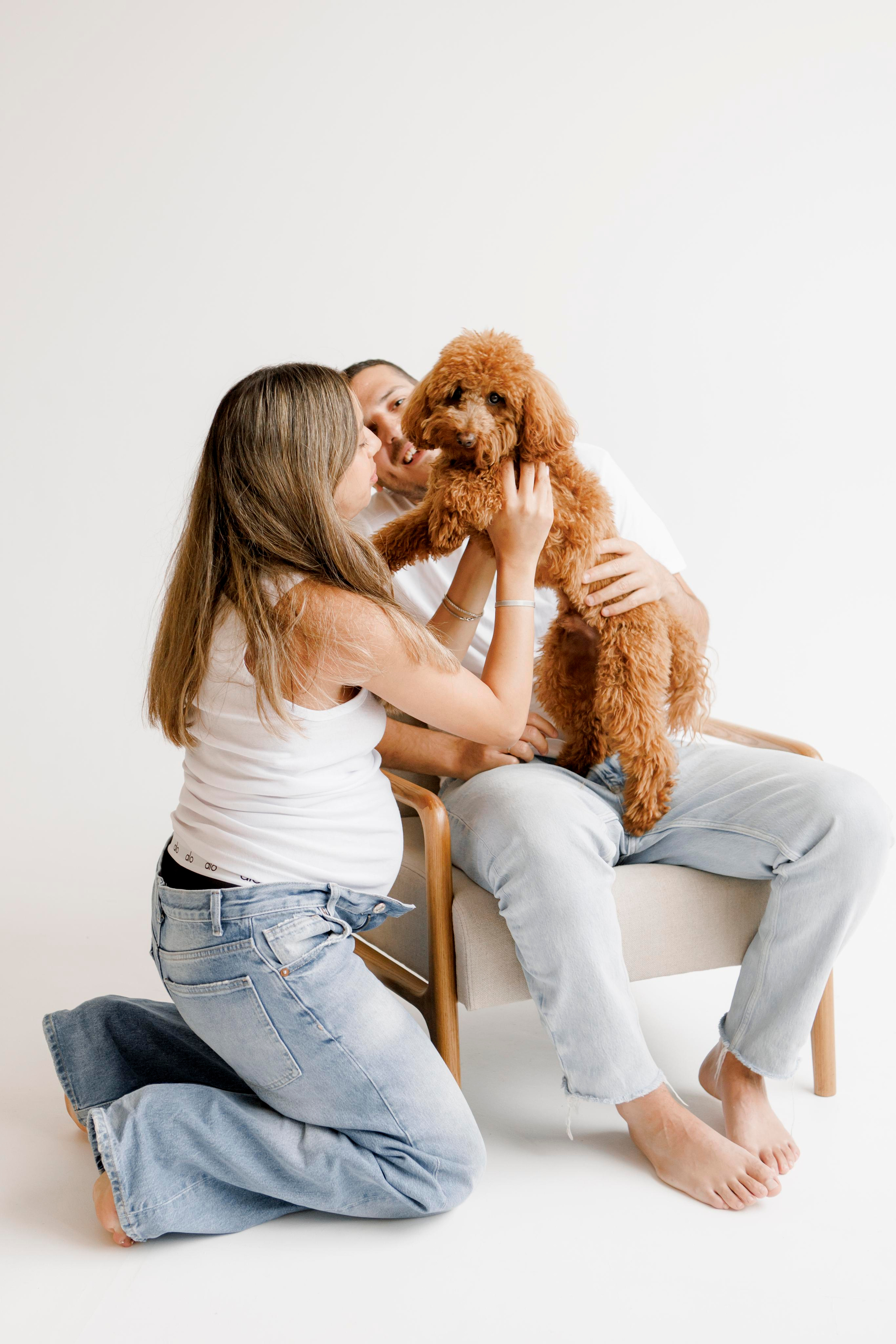 Pregnancy photoshoot inside the White studio. Главная