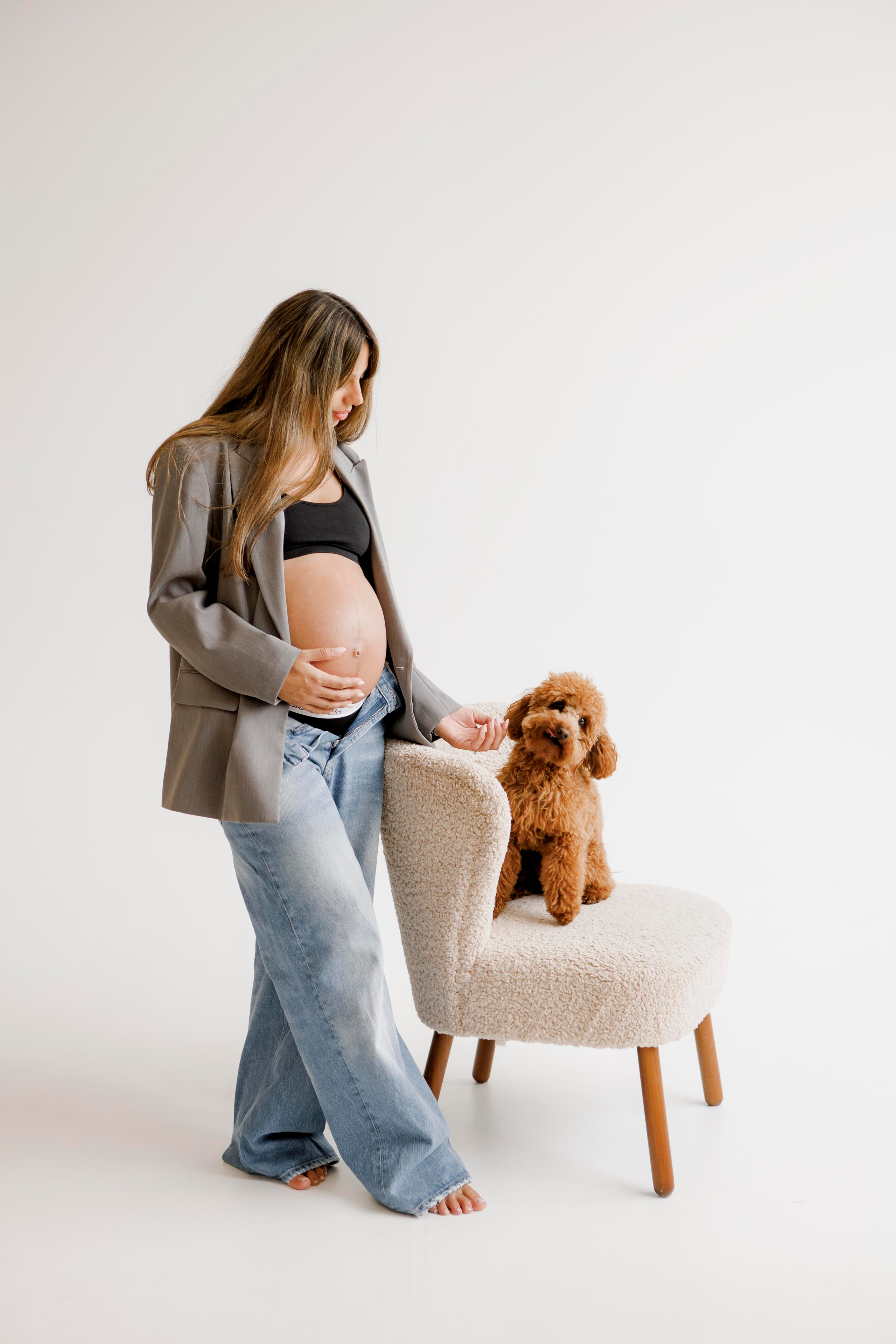 Pregnancy photoshoot inside the White studio. Главная