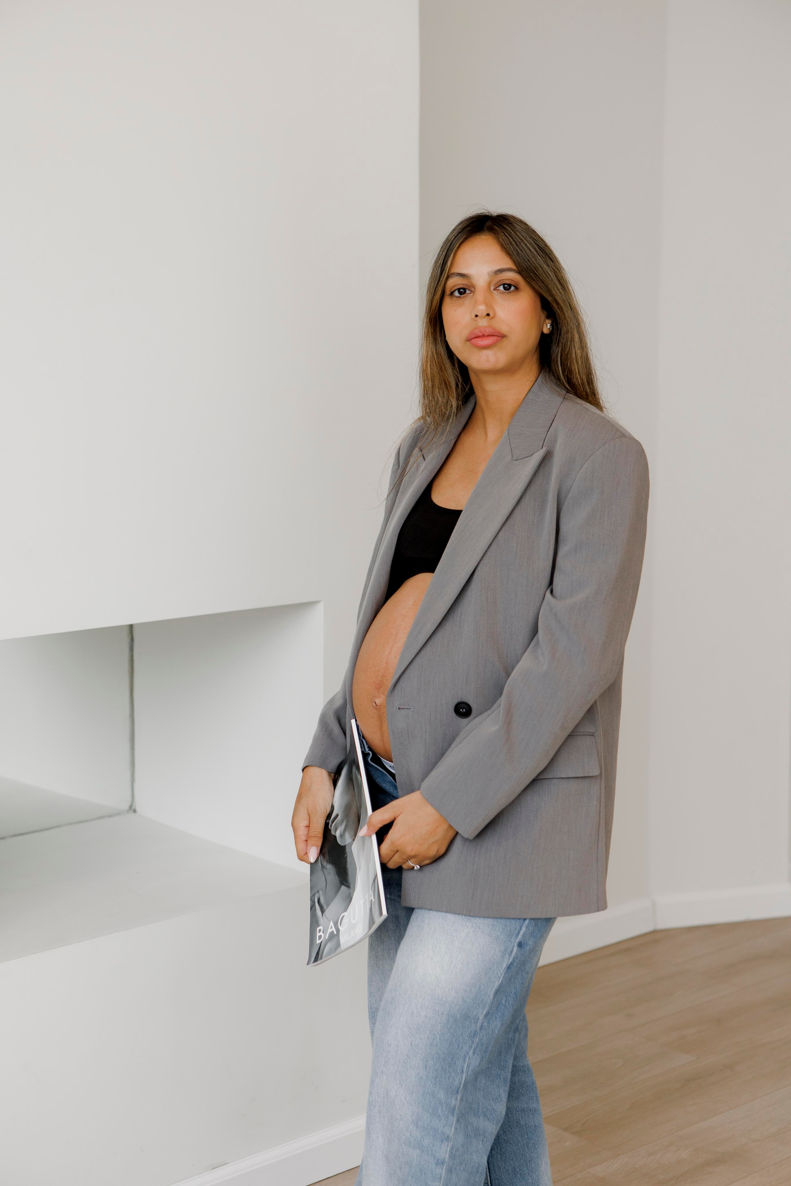 Pregnancy photoshoot inside the White studio. Главная